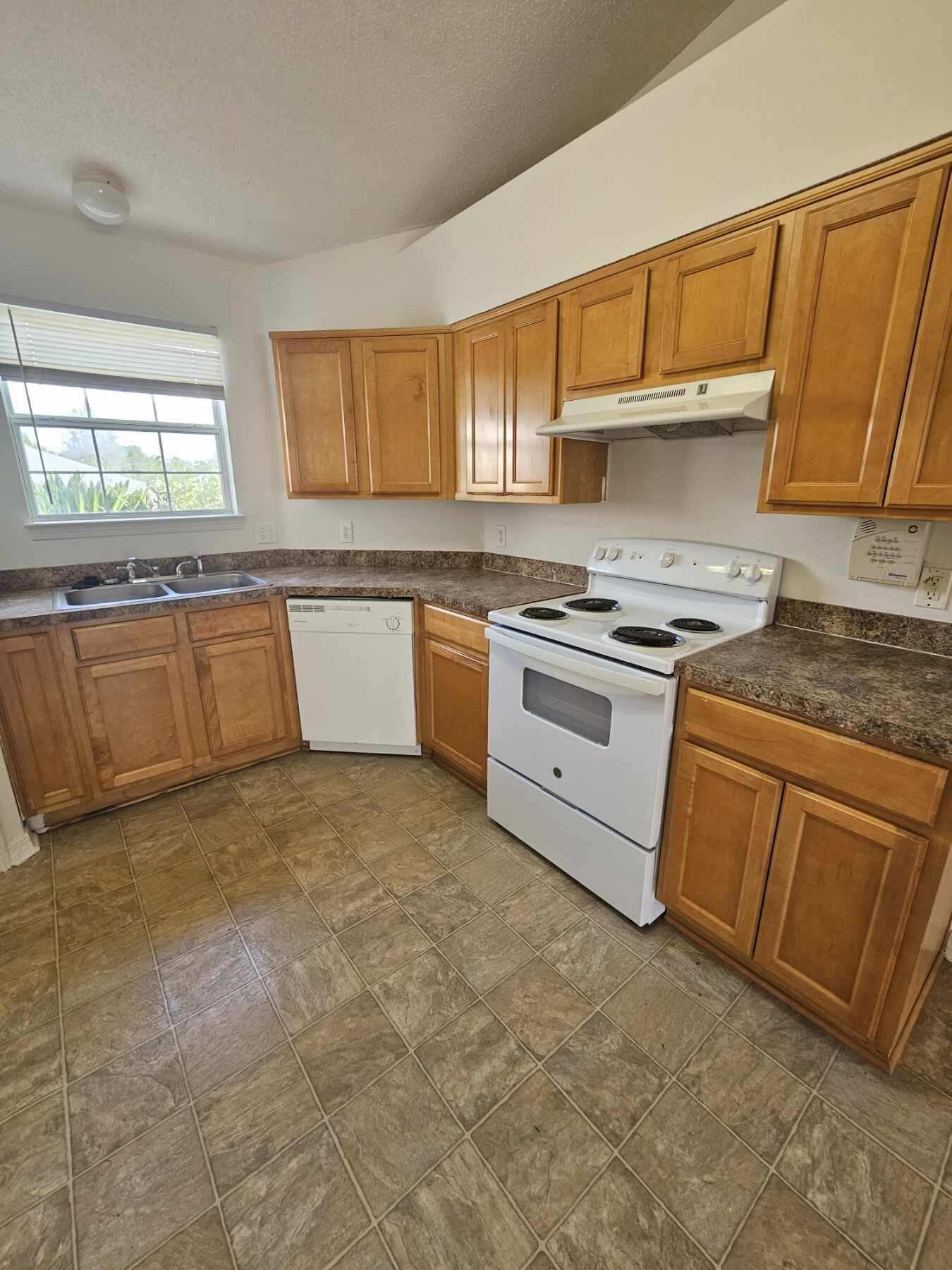 REDSTONE ESTATES - Residential Lease