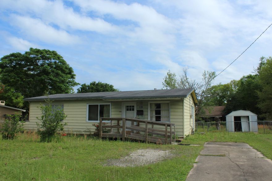 Fixer upper in the BEST location!! This home has great potential for investors and buyers who don't mind doing a construction loan! This is a 3 bedroom and one bath home with 1040 sq ft. This neighborhood is well established and close to the beaches, shopping, and restaurants! Buy this home and make it an short or long term rental or a home! Fort Walton Beach is a great place for Air bnbs! Buyer to verify all dimensions and information!