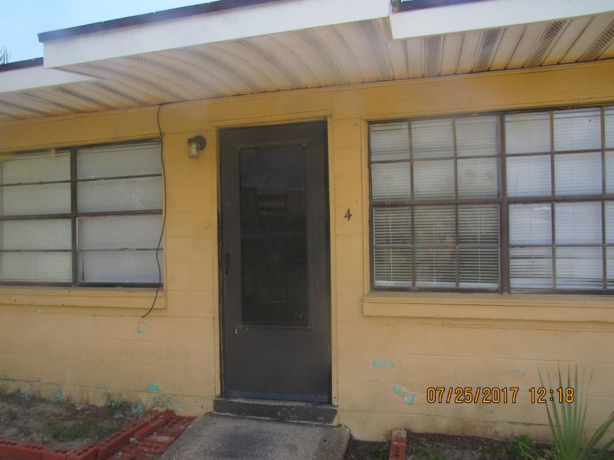 GREAT LOCATION ON OKALOOSA ISLAND. 1 BEDROOM UNIT.WALKING DISTANCE TO THE BEACH. WATER,SEWER AND GARBAGE INCLUDED IN RENT.NO PETS ALLOWED.