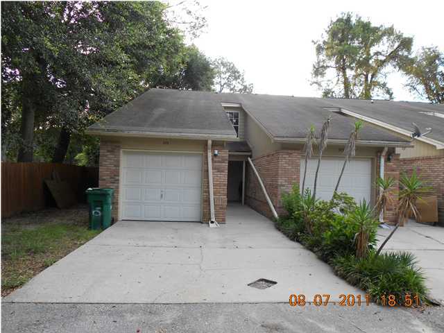 END UNIT WITH A GARAGE. EXCELLENT CONDITION. OUTSTANDING LOCATION. A SMART CHOICE FOR A SMART RENTER. LARGE UPSTAIRS BATHROOM HAS ACCESS FROM THE HUGE MASTER BEDROOM OR FROM THE HALLWAY. LARGE INSIDE LAUNDRY ROOM. ENJOY YOUR PRIVATE BACKYARD FROM YOUR SCREENED IN PATIO. LOTS OF SPACE & STORAGE IN THE KITCHEN FOR THE CHEF. PLENTY OF ROOM. LOCATION IS EXCELLENT.