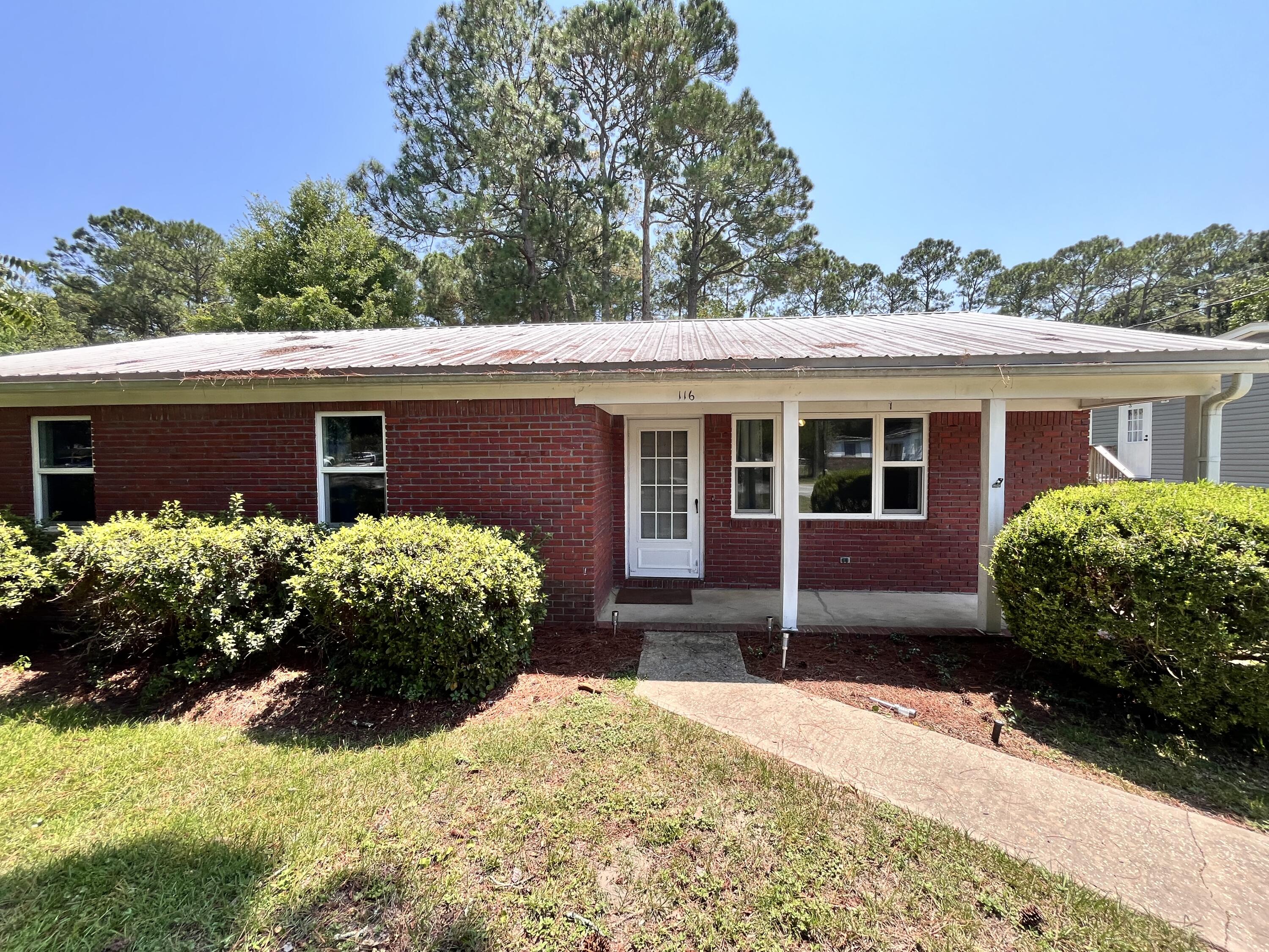 Cozy 3 bedroom 2 bathroom home conveniently located in the heart of Niceville. Pets may be considered on a case-by-case basis with prior owner approval and a non-refundable pet fee. Smoking, including vapes, is not permitted, ensuring a clean and healthy environment for all residents