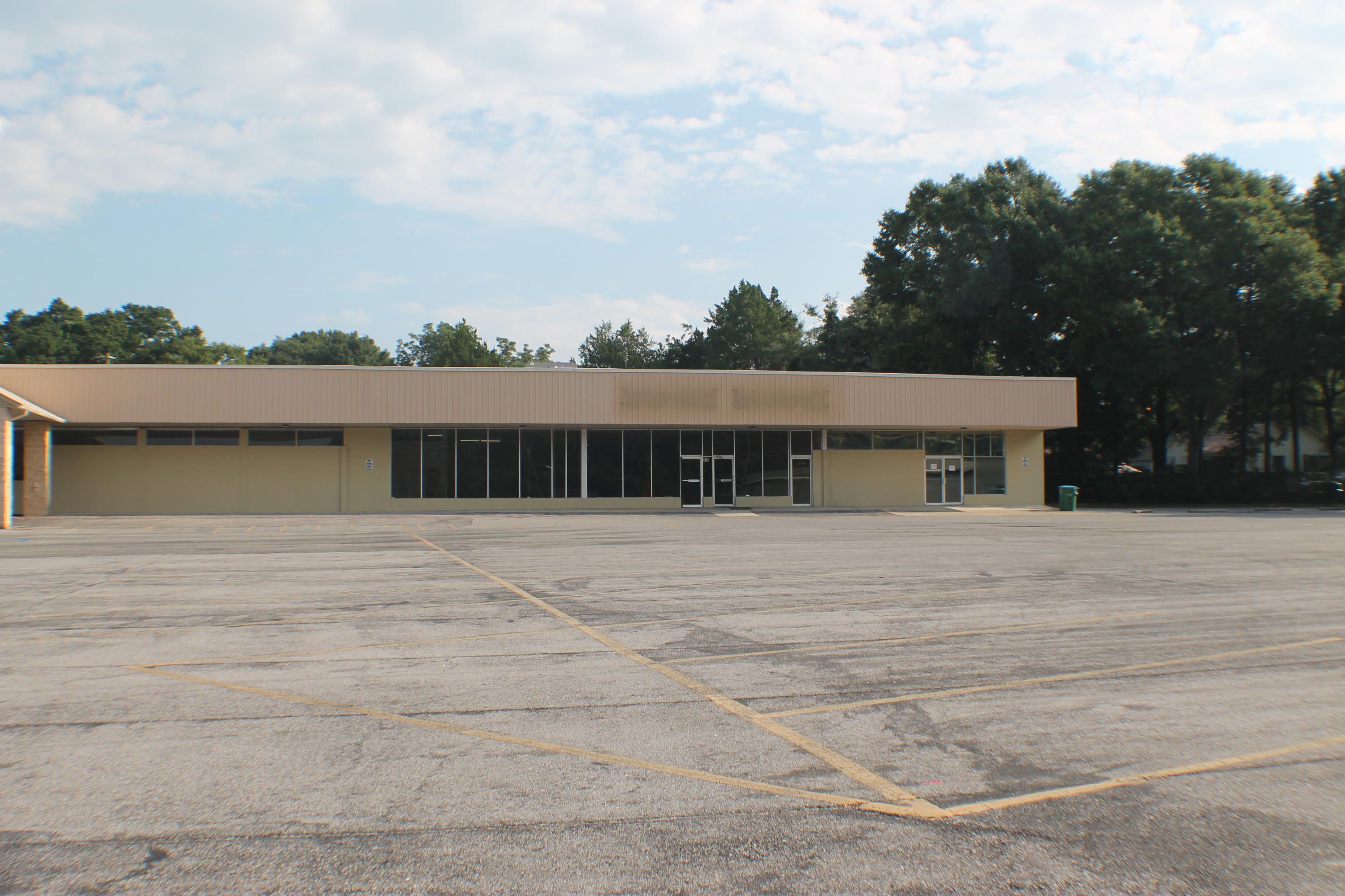 Great Commercial location in the center of town in high traffic area!! 7,800 SF of space, bring your business, retail or Office Space.