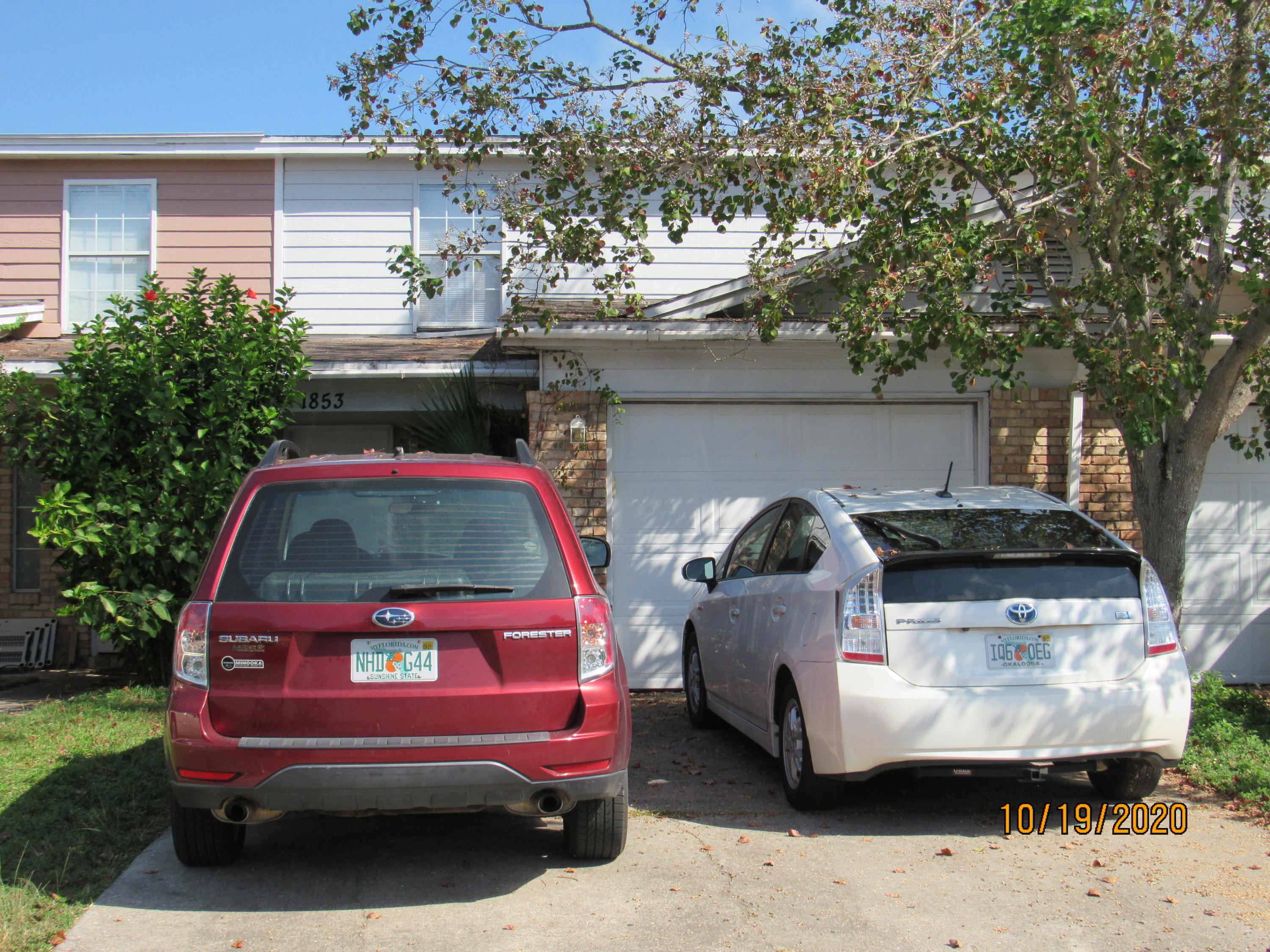 3-bedroom, 2.5-bath townhome with garage and fenced yard. This unit offers a spacious layout with tiled floors throughout the main level. The downstairs includes a living area, dining space, kitchen with breakfast bar, and a half bath.Upstairs features a main bedroom with a private full bath, plus two additional bedrooms and another full bathroom. There's plenty of space and flexibility to make it your own.Amenities include central air, electric heat, a full kitchen with stove, oven, refrigerator, and dishwasher, laundry hookups, garage parking, and a fenced outdoor area.Pets may be considered on a case-by-case basis with prior owner approval and a non-refundable pet fee. No smoking, including vapes.