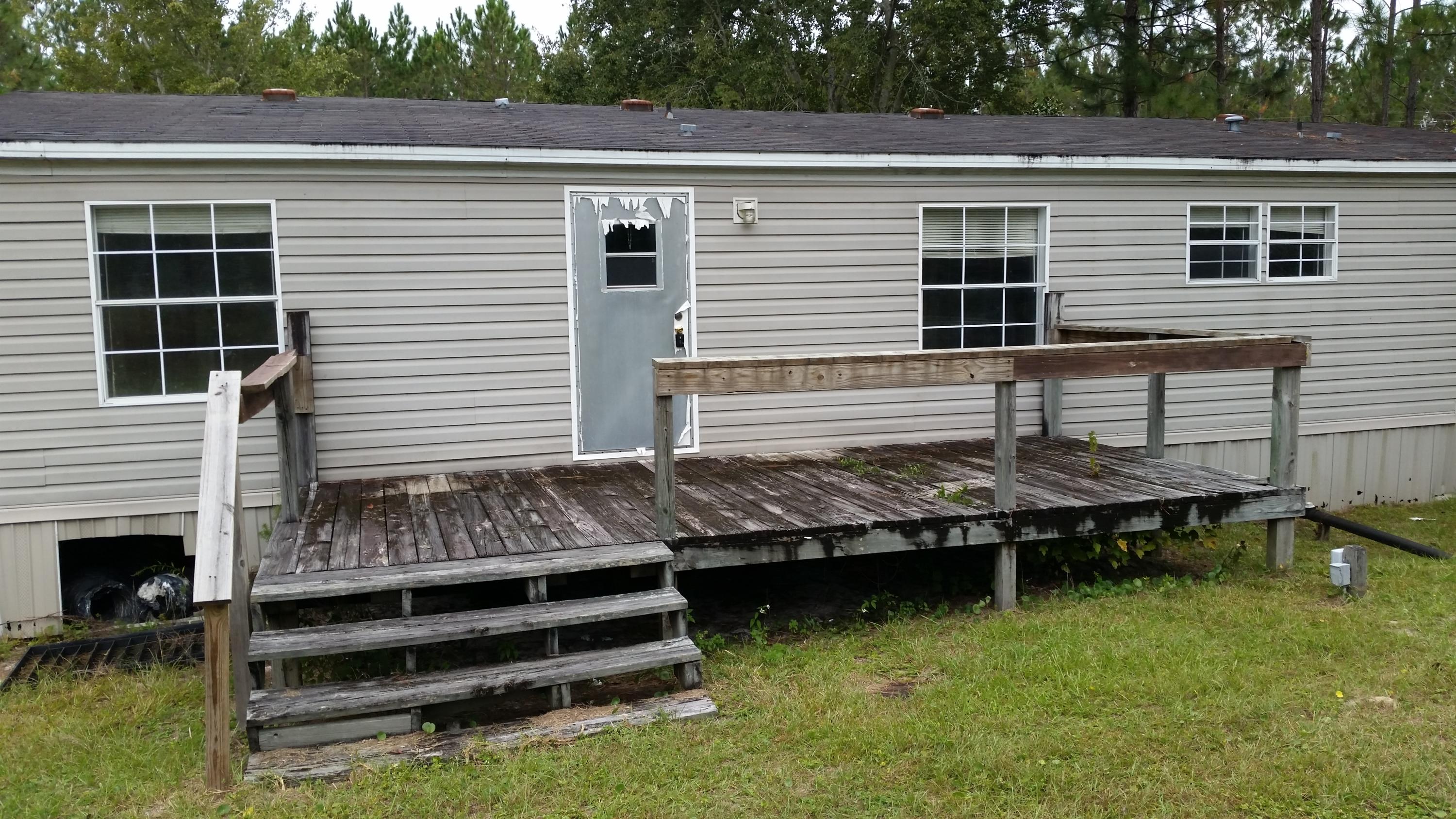 Roomy mobile home on a nice sized lot with mature trees. Home is conveniently located close to shopping, golf and just 15 minutes away from the best beaches in the U.S.