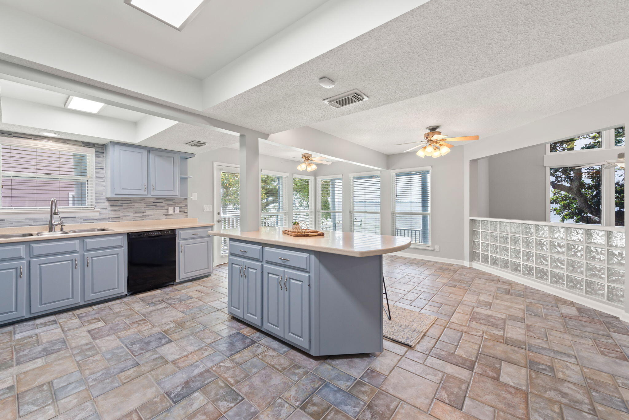 CRESCENT SHORES - Residential