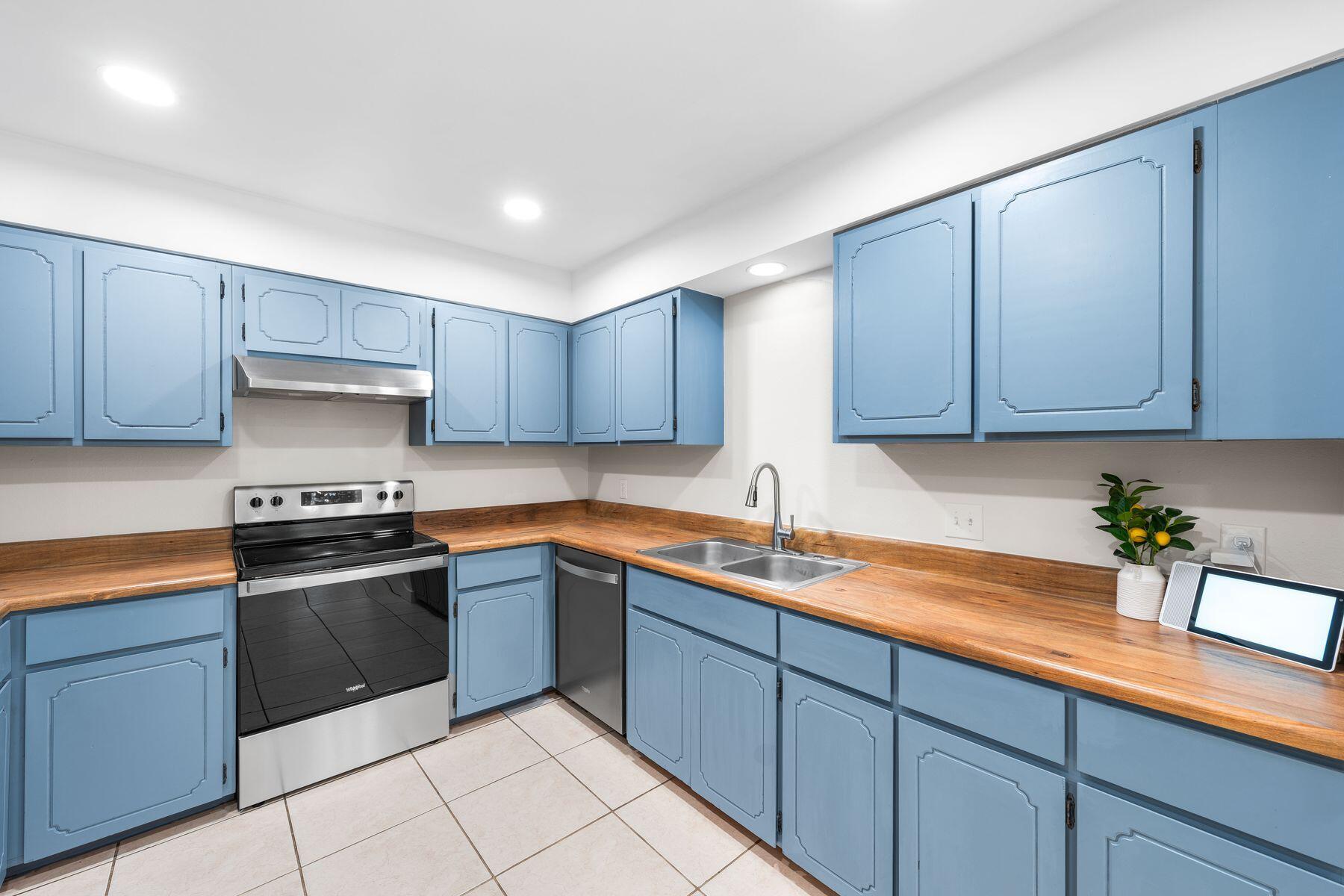 WHISPERING OAKS - Residential