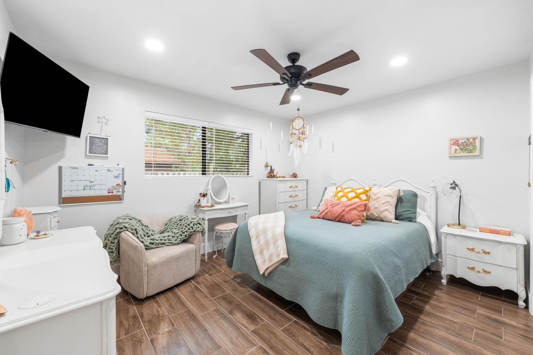 WHISPERING OAKS - Residential