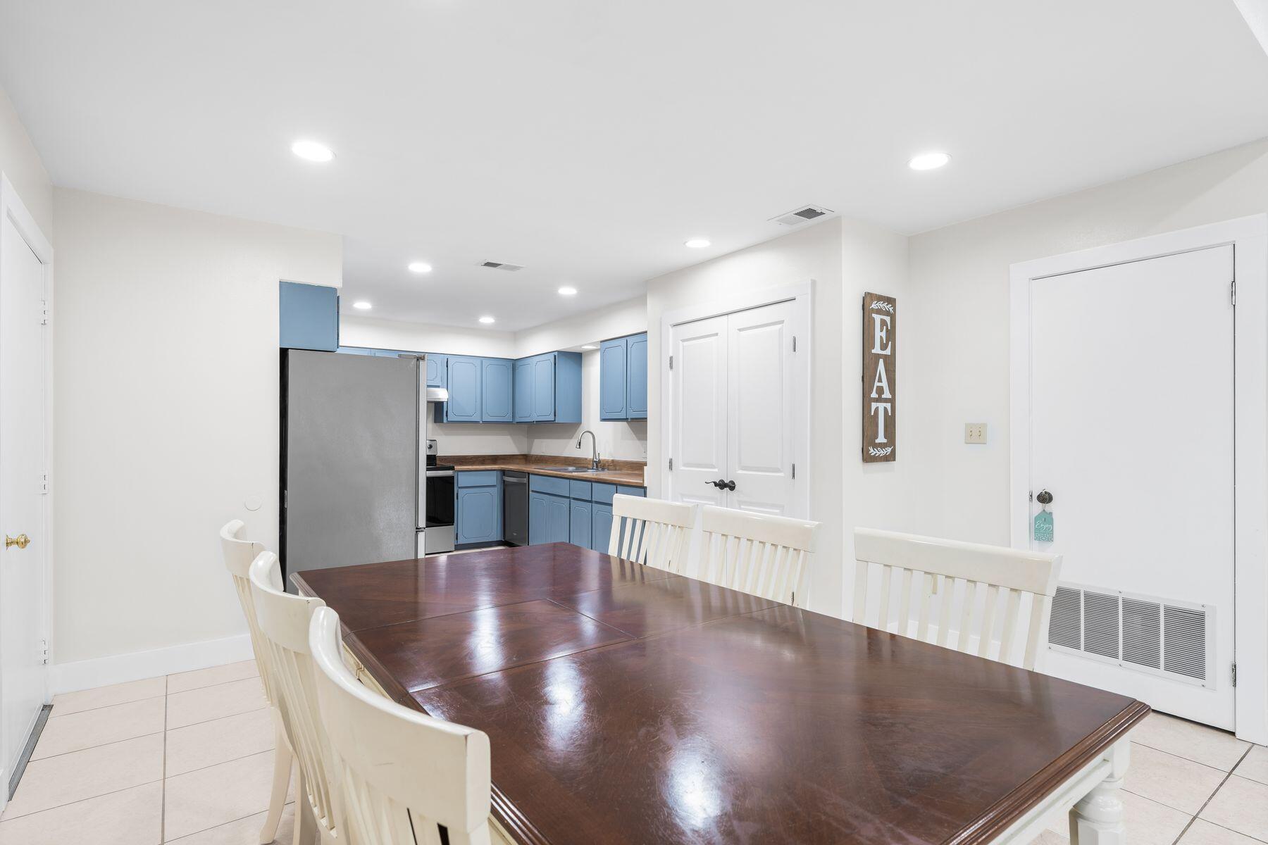 WHISPERING OAKS - Residential