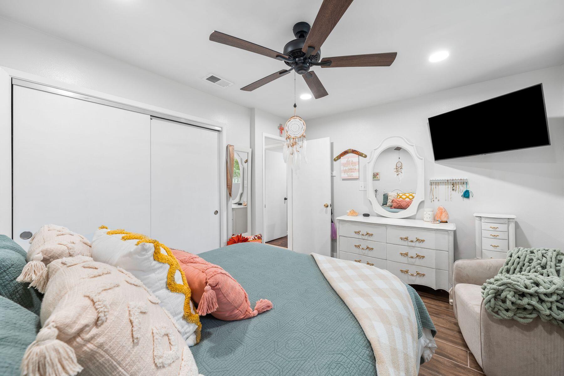 WHISPERING OAKS - Residential