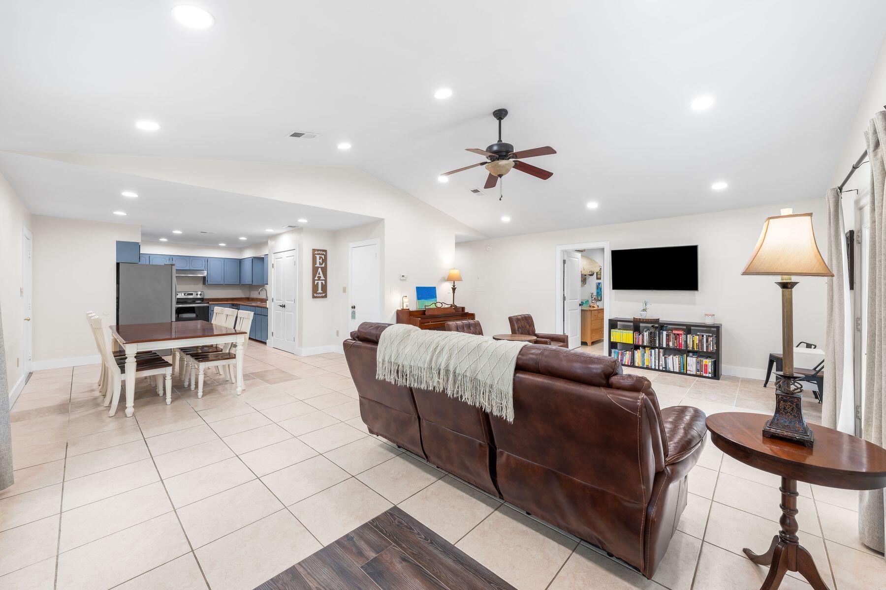 WHISPERING OAKS - Residential