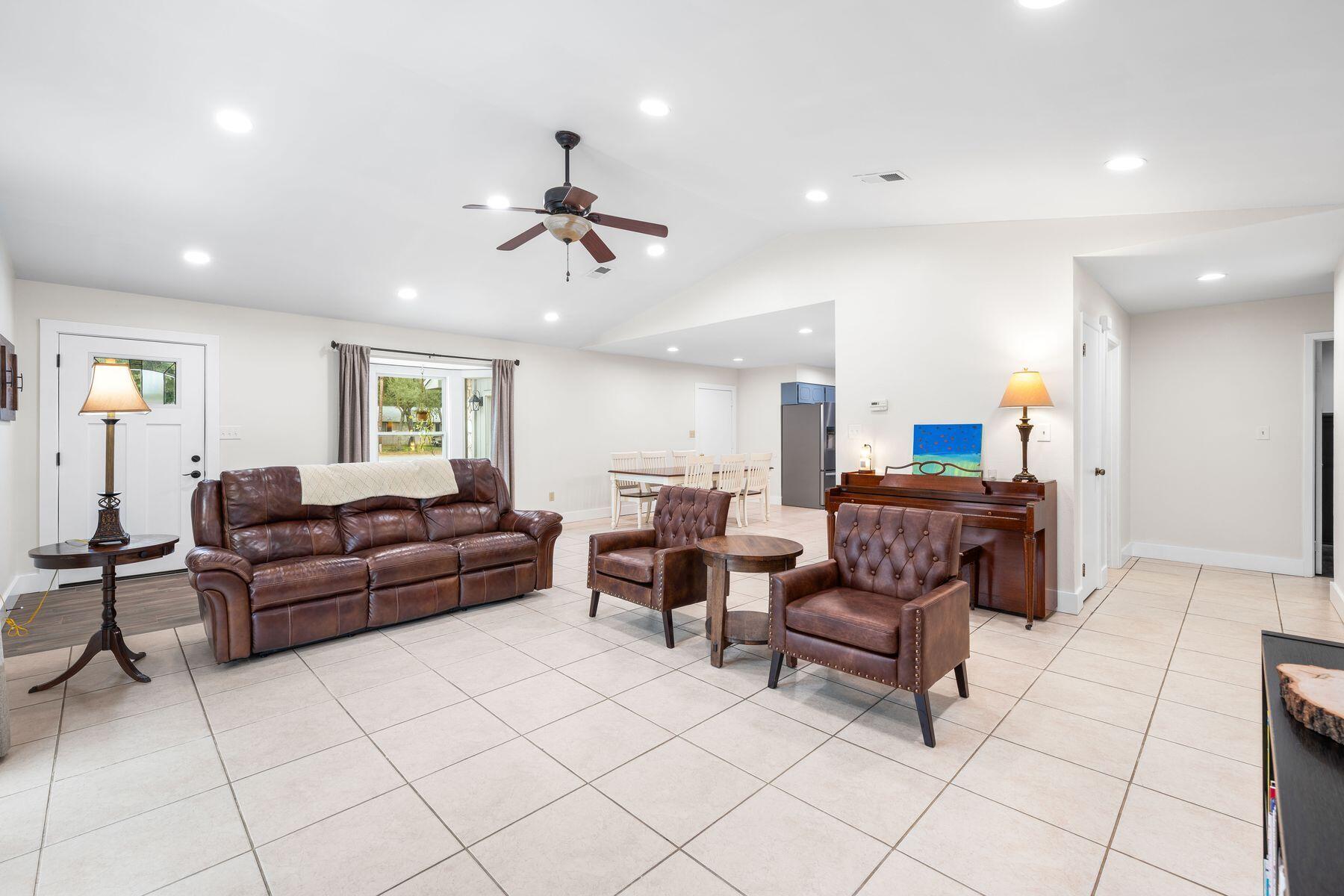 WHISPERING OAKS - Residential