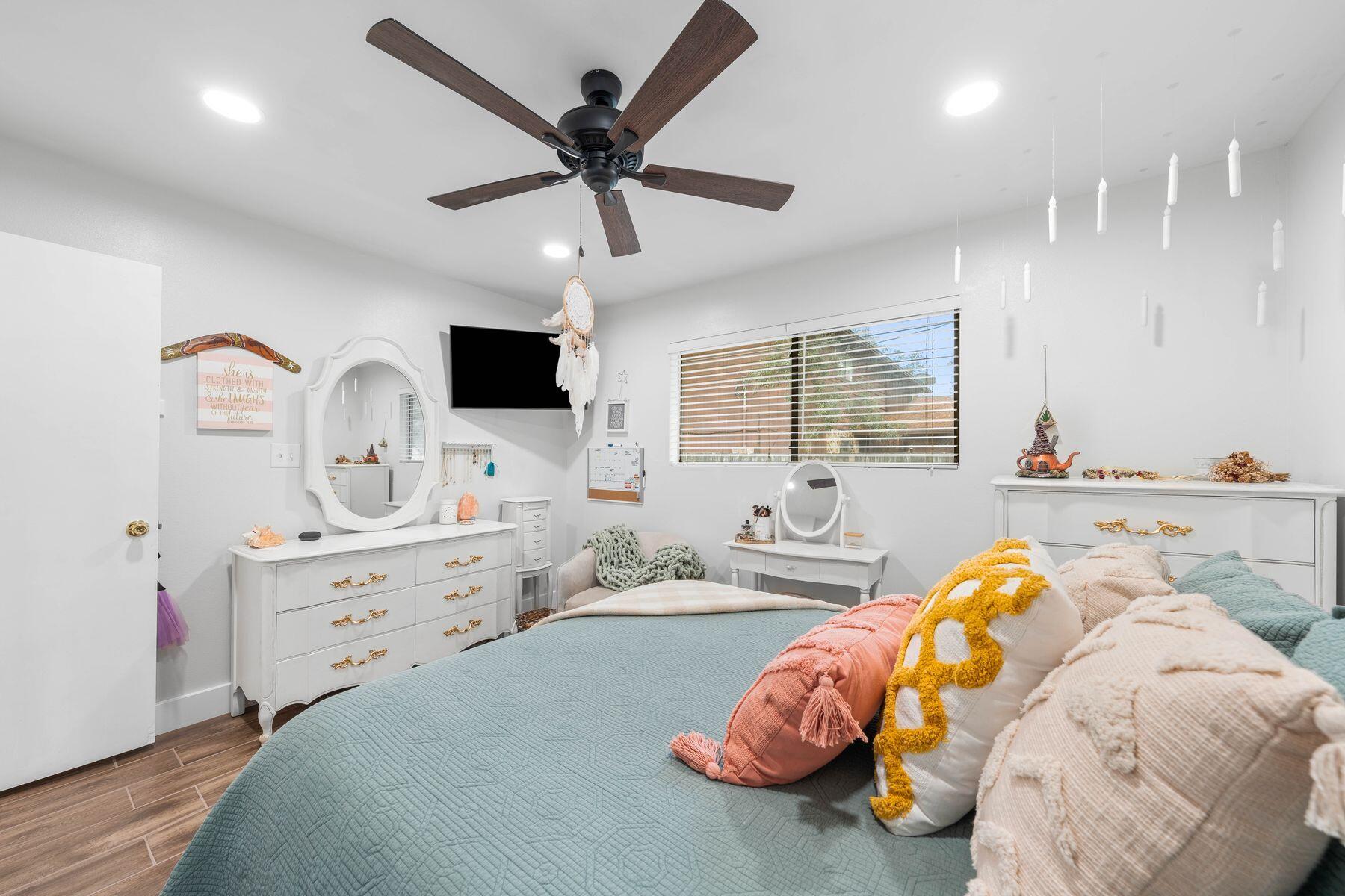 WHISPERING OAKS - Residential