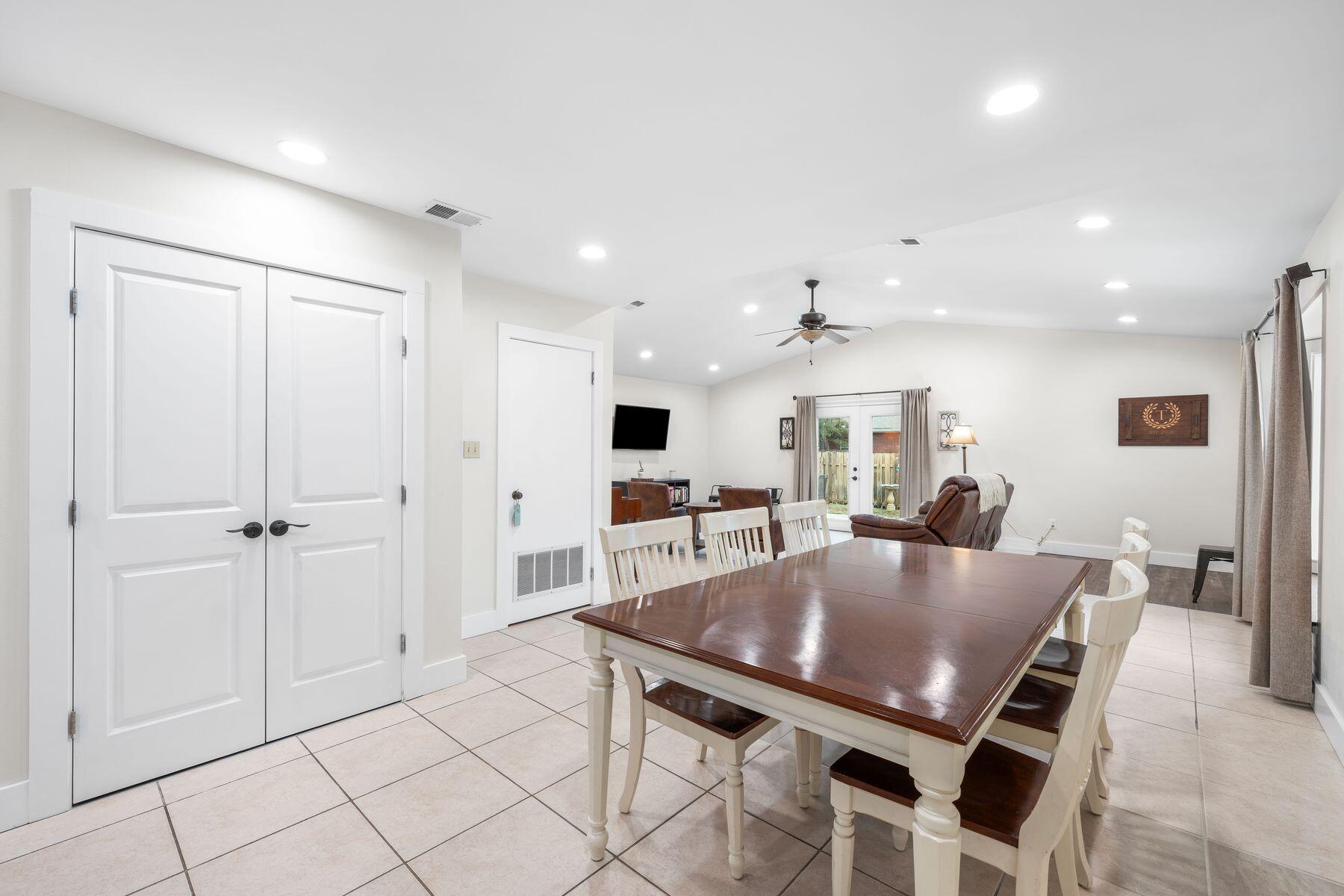 WHISPERING OAKS - Residential