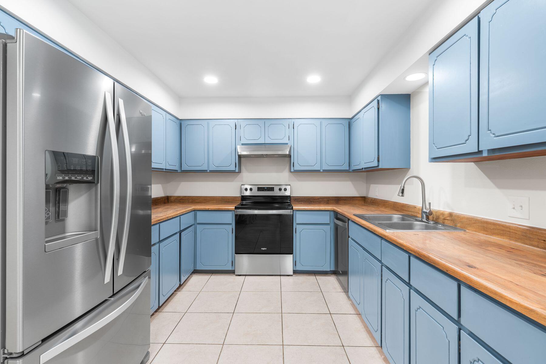 WHISPERING OAKS - Residential