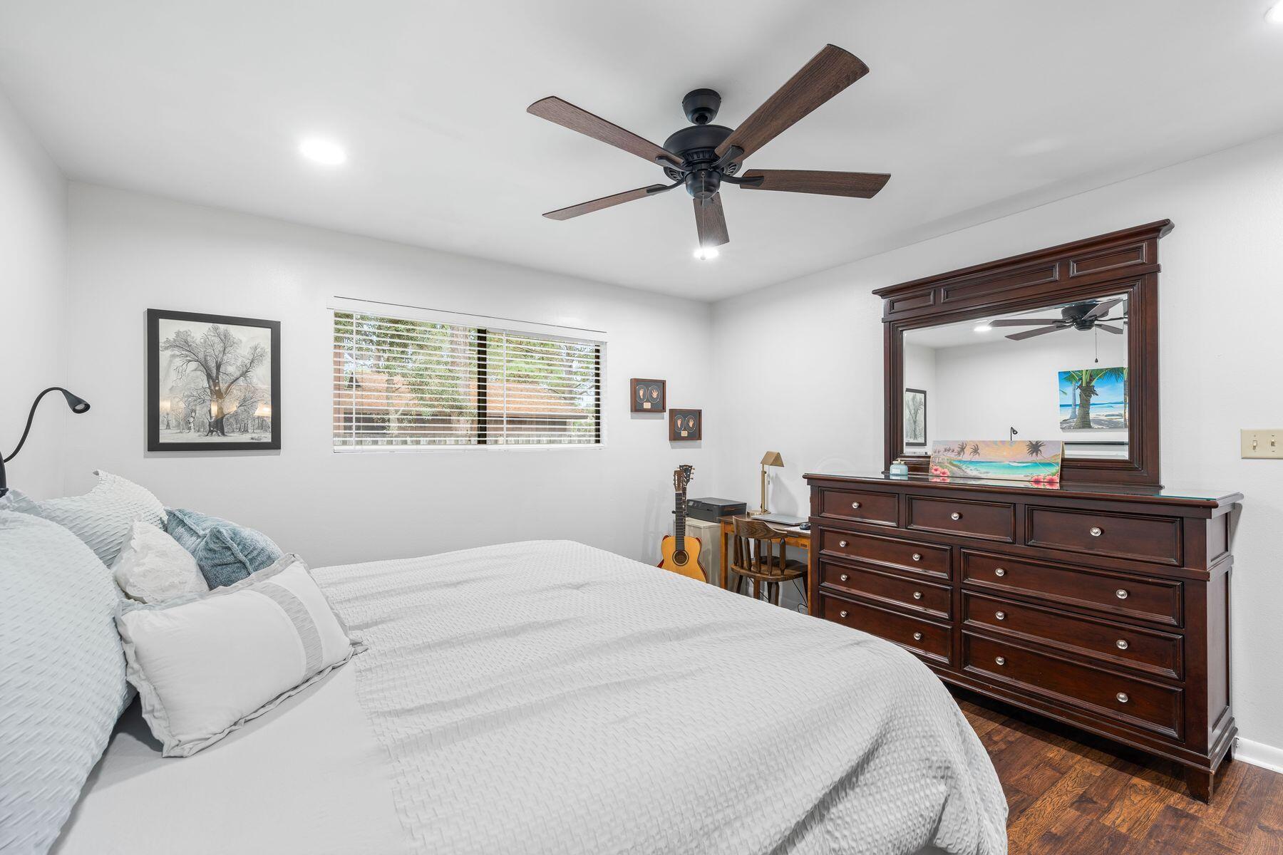 WHISPERING OAKS - Residential