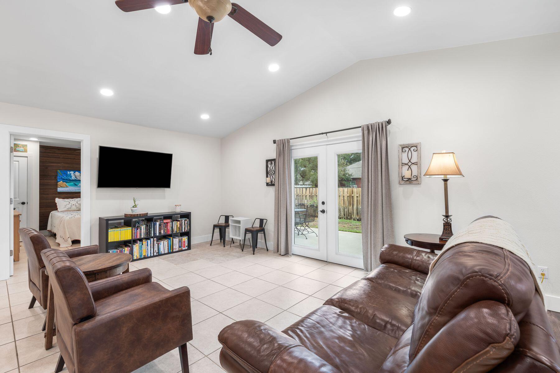 WHISPERING OAKS - Residential