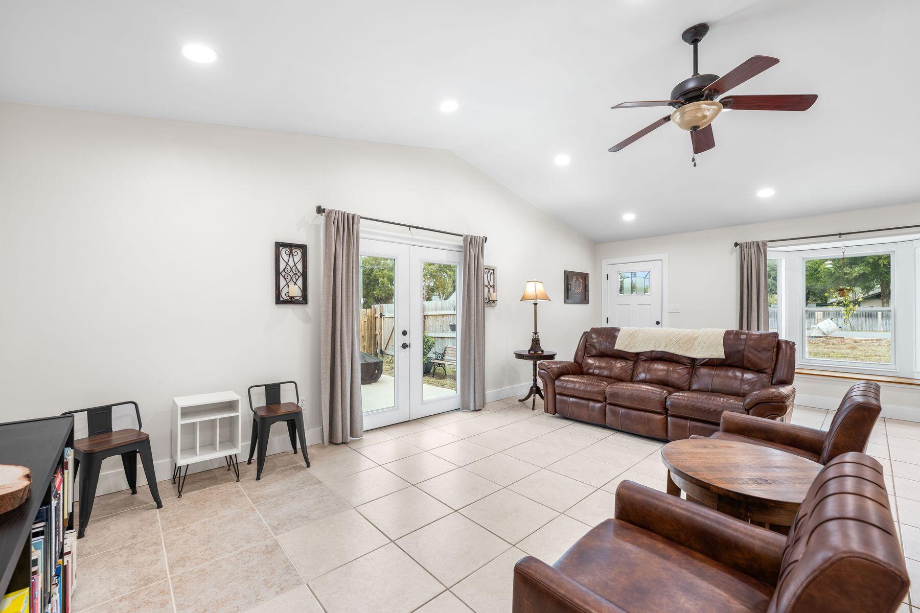 WHISPERING OAKS - Residential