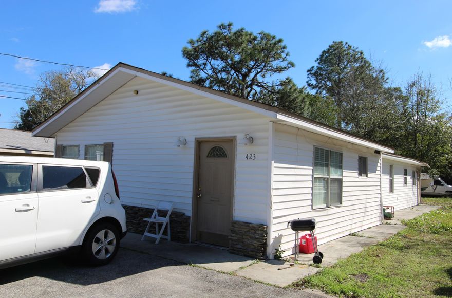 Priced to sell!3 bedrooms and 2 full baths. Very close to college and Hurburt and Eglin AFB.Need some TLC and renovation loans are available. Muti family zoning and can be used as commercial property.Buyer to verify room dimensions and SF of the building.Property SOLD 'AS IS' condition.