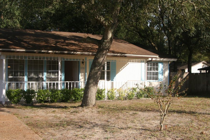 CHECK OUT THIS GORGEOUS HOME IN THE HEART OF NICEVILLE..MINUTES TO EGLIN, HURLBURT, THE ARMY 7TH GROUP, AND THE BEACHES OF DESTIN. PETS OK WITH $400 NON REFUNDABLE PET FEE/ LIMIT 2 PETS, ANY COMBINATION OF CAT OR DOG. NO LARGE AGGRESSIVE BREEDS