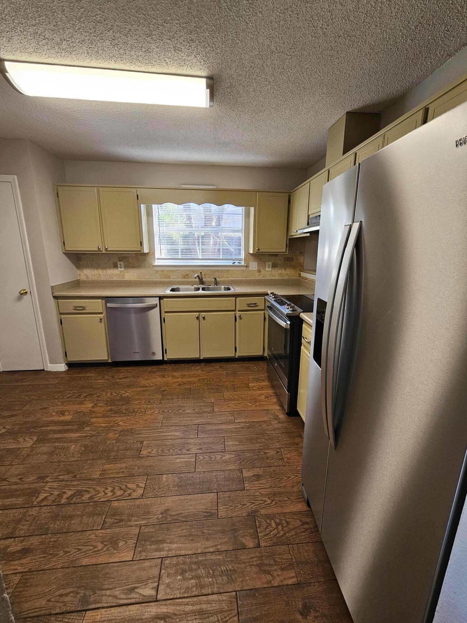 HOLLYROD PARK - Residential Lease