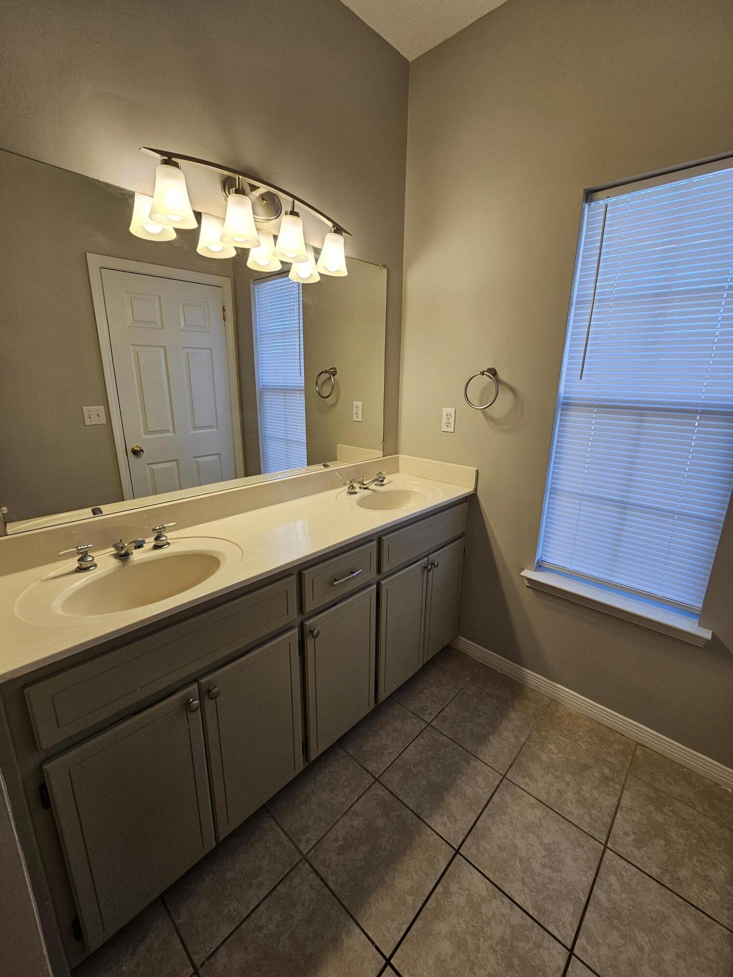 HOLLYROD PARK - Residential Lease