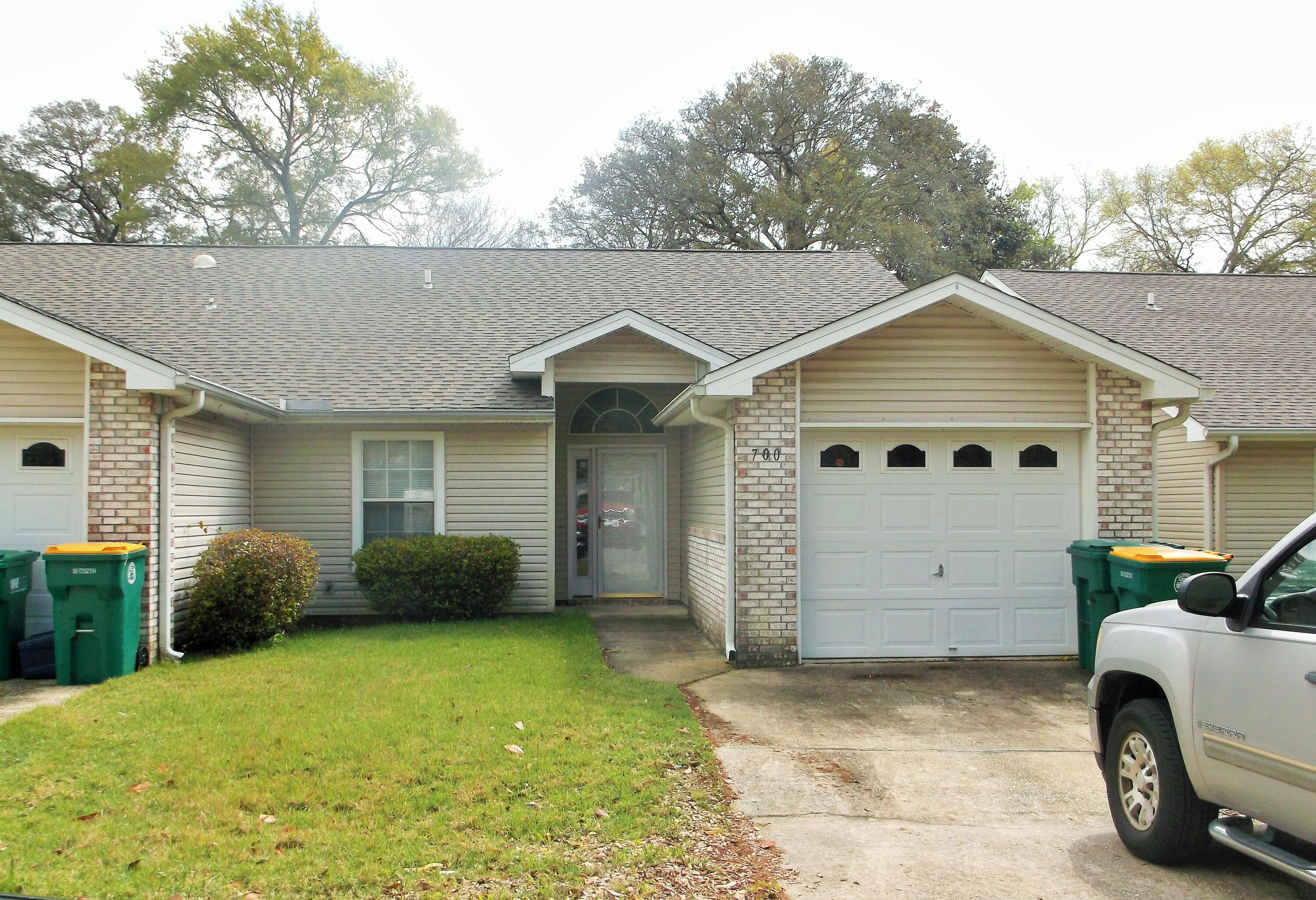 1 STORY PATIO HOME WITH 3 BEDROOMS/2BATHS, COVERED REAR PATIO: OPEN FLOOR PLAN. INSIDE LAUNDRY RM. TILE FLOORS IN KITCHEN, LAUNDRY RM, FOYER AND BATHROOMS. WALKIN CLOSET IN MASTER BEDROOM. CEILING FANS. CLOSE TO LOWES/WALMART/SAMS. NO Pets Allowed. text Kevin to set up appt to view. 850-585-7563