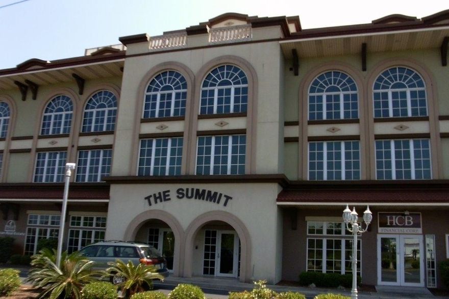 READY TO LEASE IN THE BEST LOCATION!!!!IN DESTIN, CLOSE TO MIRAMAR BEACH!!!!!!!TURN-KEY Move-in-Ready - Office Suite with 3 Private Offices, 3 Cubical Workstations, Conference room and Efficiency Kitchen, PERFECT FOR:DOCTOR'S, ACCOUNTANTS, LAWYERS, ETC.