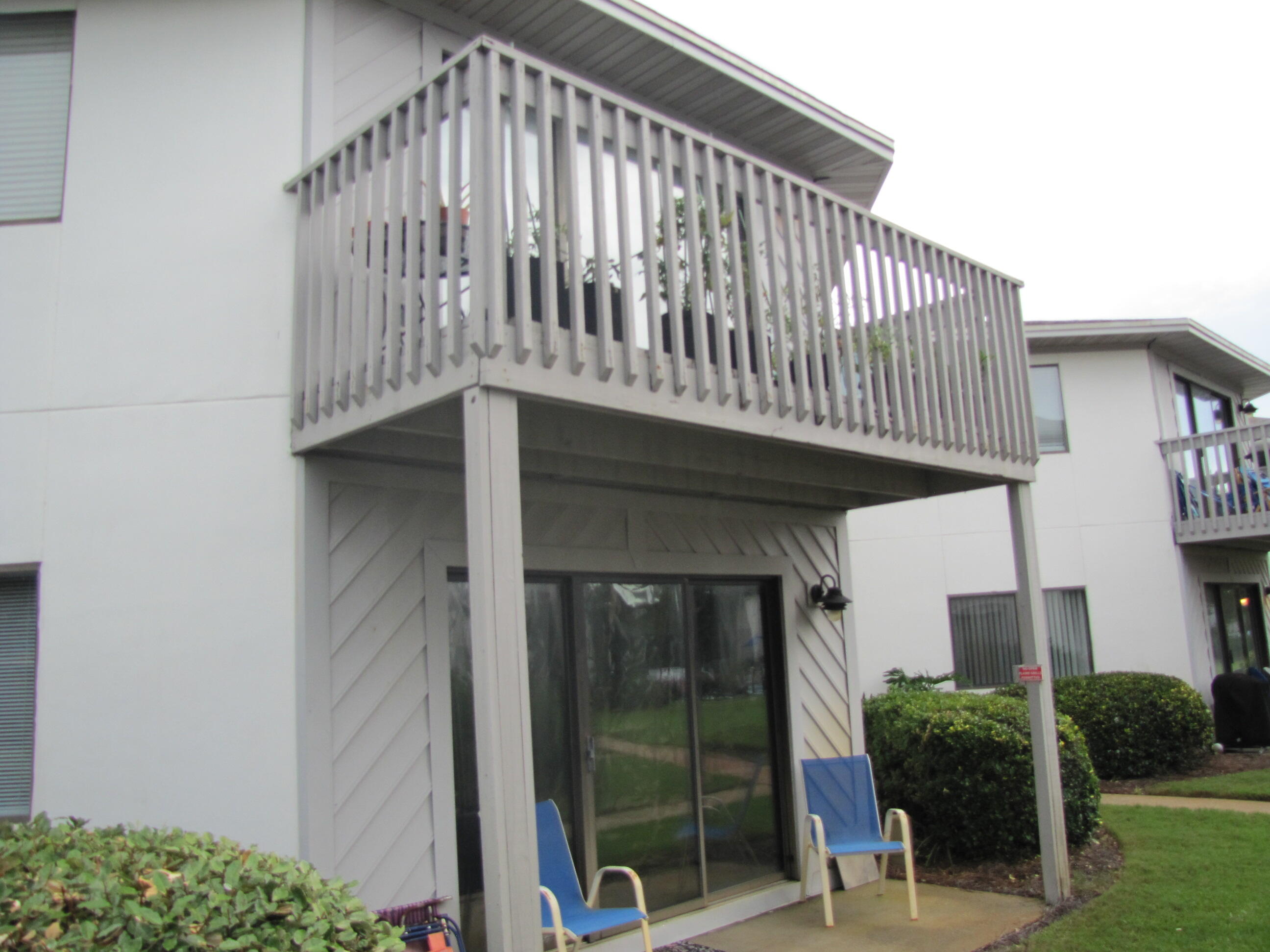 Ground floor unit with unique octagon floor plan. Open spacious feel. New kitchen cabinets, new stainless appliances, nice backsplash. AC replaced in 2020, water heater replaced in 2022. Hall bath updated, new toilets and ceiling fans. Two community pools, one of them heated. Walk to beach is 2 1/2 blocks. Kitchen and baths have tile flooring, laminate flooring everywhere else. Sold mostly furnished. Buyer should verify all measurements.