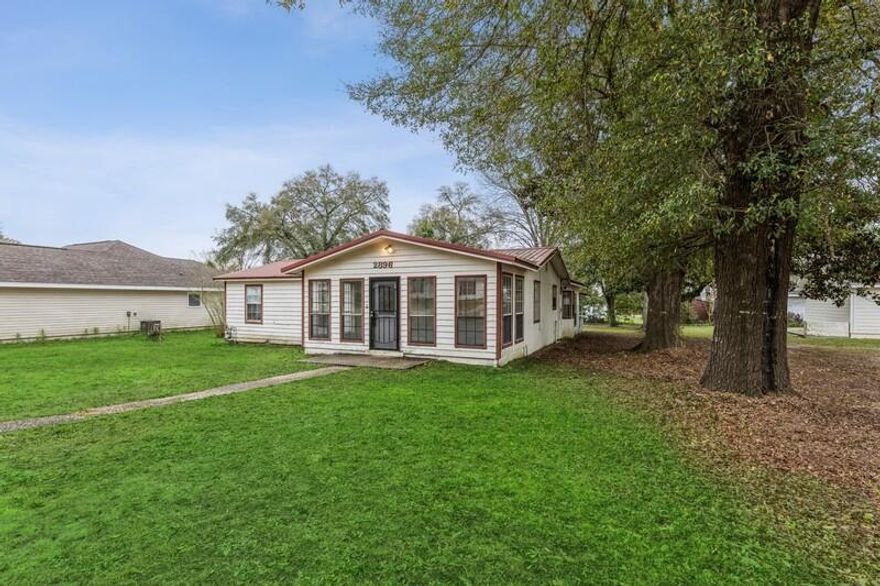 THIS CHARMING COUNTRY HOME FEATURING 3 BEDROOMS AND 2 BATHROOMS OVER 1,701 SQ FT (HEATED/COOLED) THE FRONT PORCH AND BACK PORCH  ARE PERFECT PLACE TO ENJOY YOUR  MORNING OR AFTERNOON WITH YOUR FAVORITE DRINK, ALSO THIS GORGEOUS HOME OFFERS A WONDERFUL OPEN FLOOR PLAN, LIVING AND KITCHEN SPACE. SITUATED ON 0.26 ACRES IN NORTH EAST OF CRESTVIEW  ONLY 10 MILES OF BAKER AND JUST FEW MINUTES AWAY FROM DOWNTOWN, SCHOOLS, SHOPPING AND LESS THAN 30 MINUTE TO THE GORGEOUS BEACHES OF DESTIN, SOUTH WALTON AND EGLIN AFB