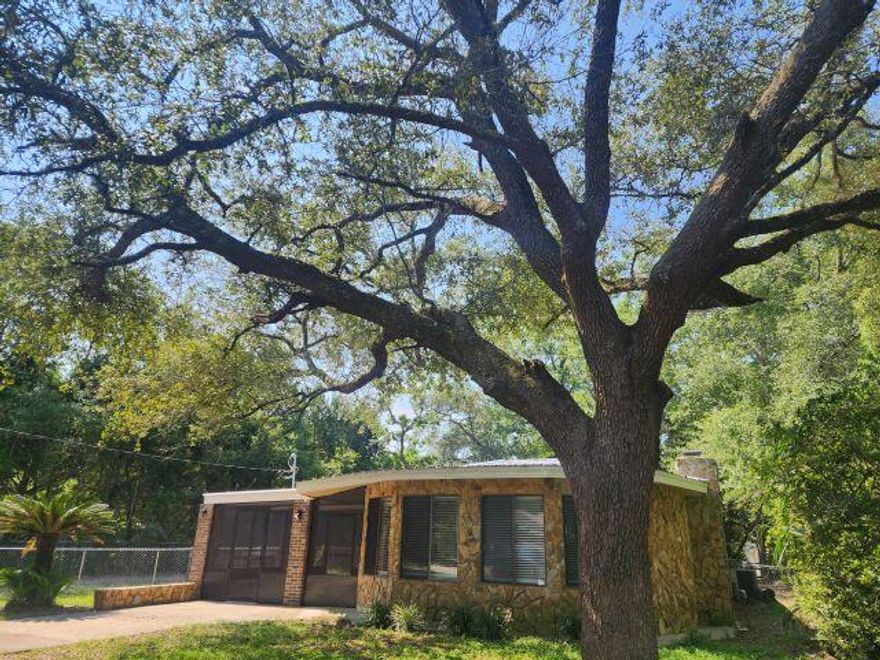 AVAILABLE 12/05/2025! Adorable Florida cottage just minutes from Eglin AFB. Stone exterior with an open floorplan. Large living area with large picture windows pipe in the natural light. Tile floors, breakfast bar, large bathroom with stand up tile shower and separate bath with a jacuzzi tub. Nice lot with mature native landscaping and a large workshop in the back! Don't miss it!  NO VAPING, NO SMOKING. FIREPLACE IS NOT OPERATIONAL, FOR LOOKS ONLY. Applicants to verify items of importance including room sizes and school zones. .