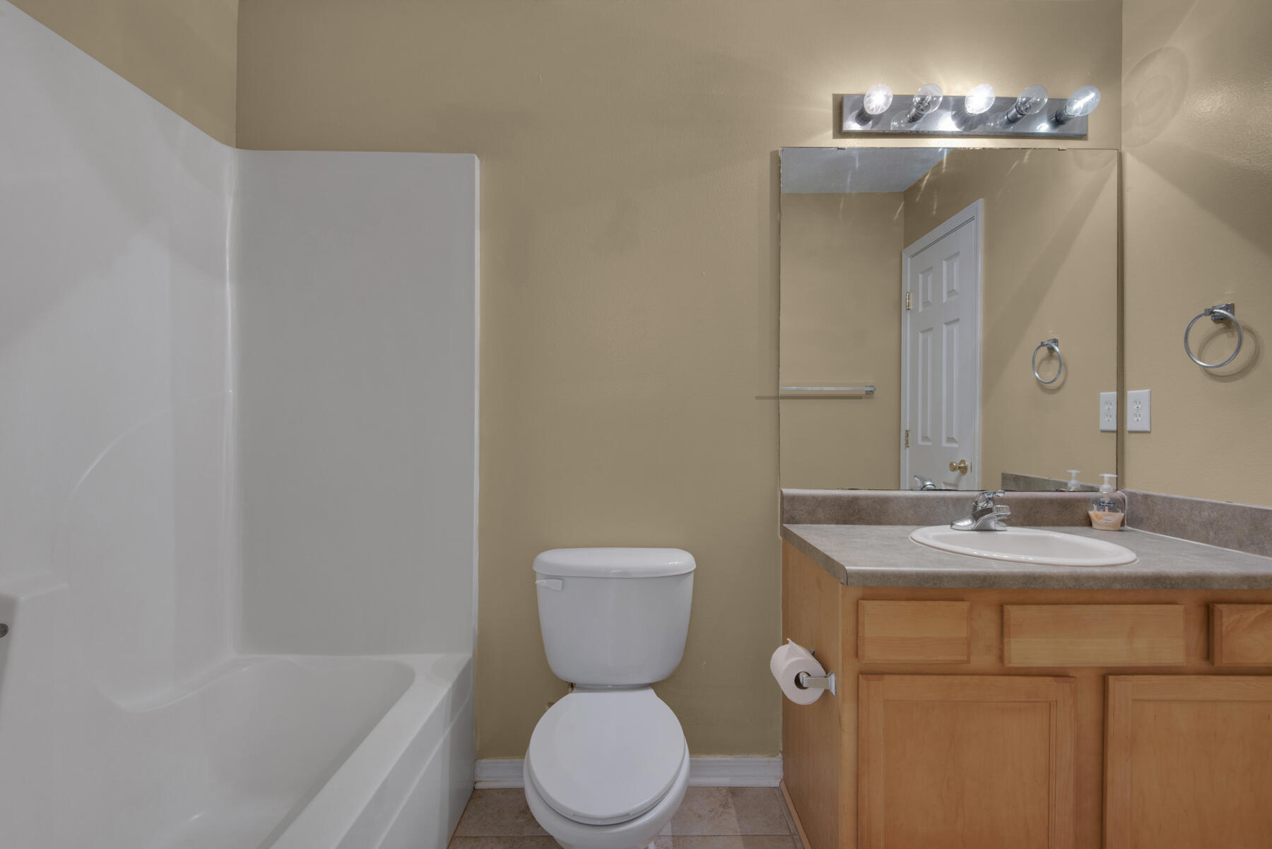 SANTA ROSA OAKS CONDOMINIUM - Residential Lease