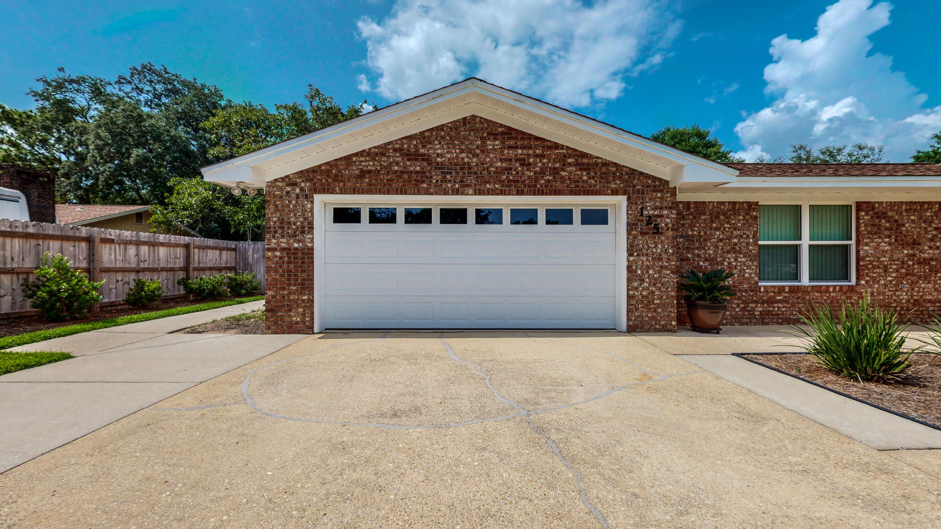 COLLEGE WOOD - Residential