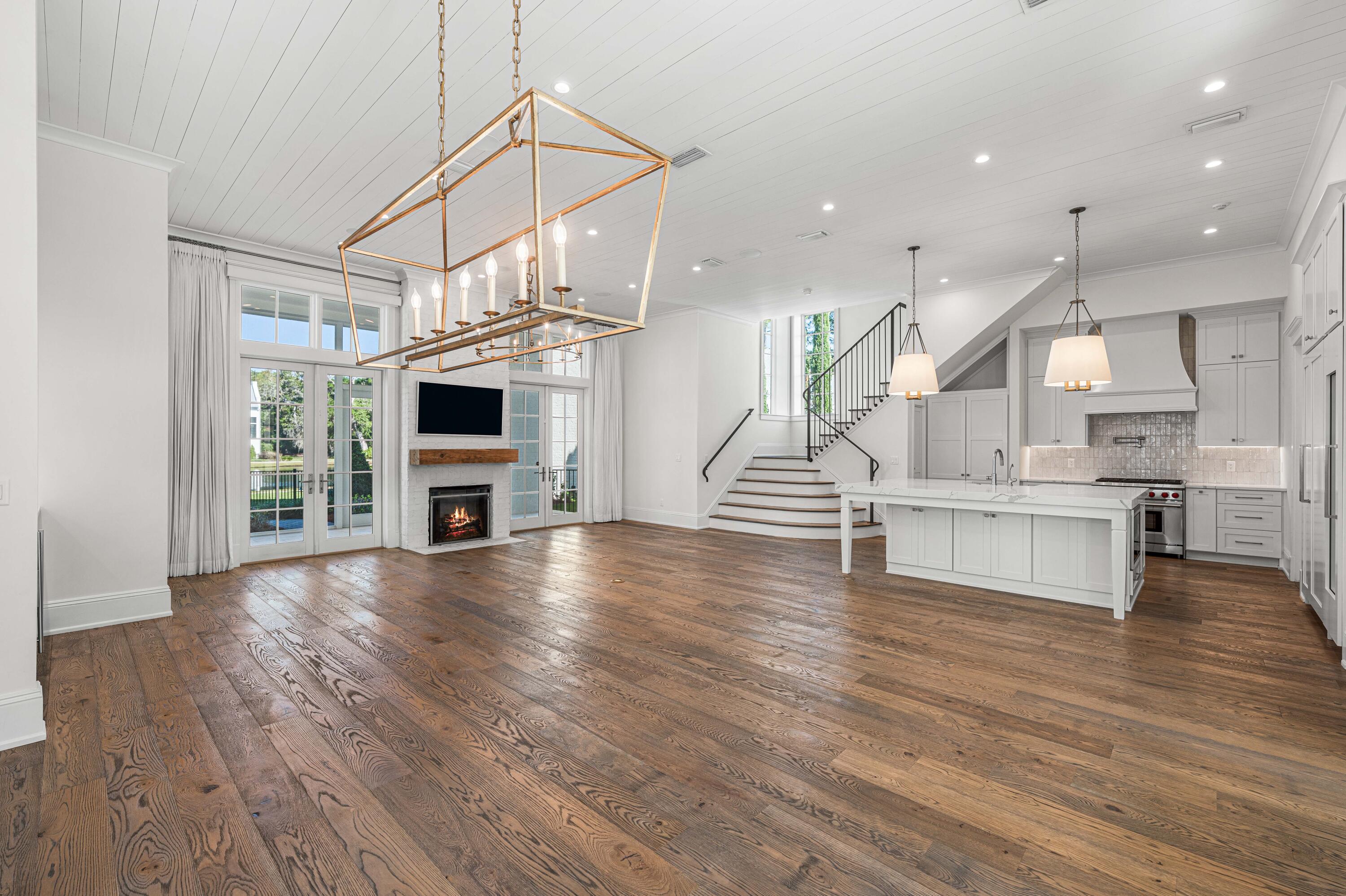 CHURCHILL OAKS - Residential
