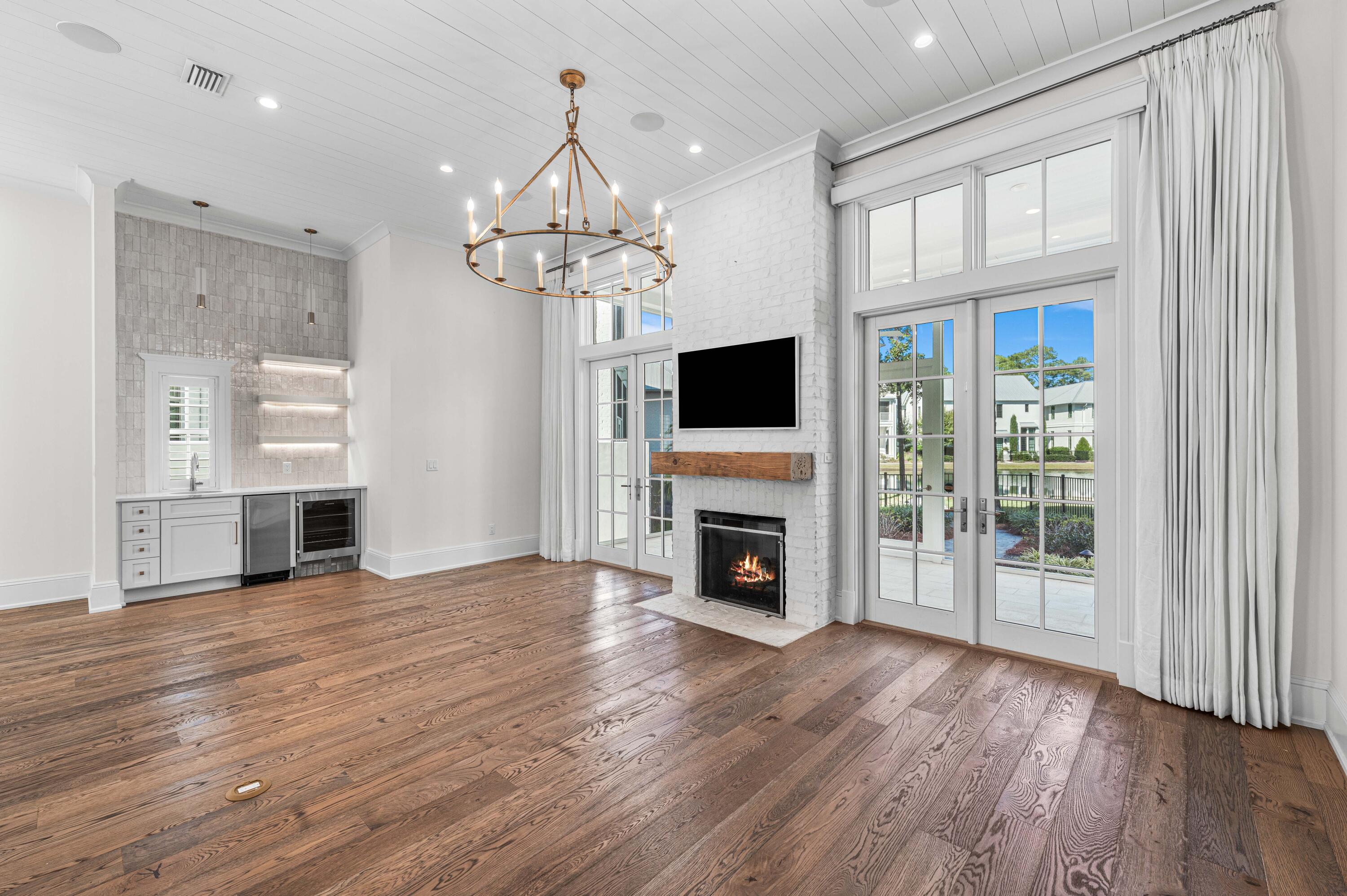 CHURCHILL OAKS - Residential