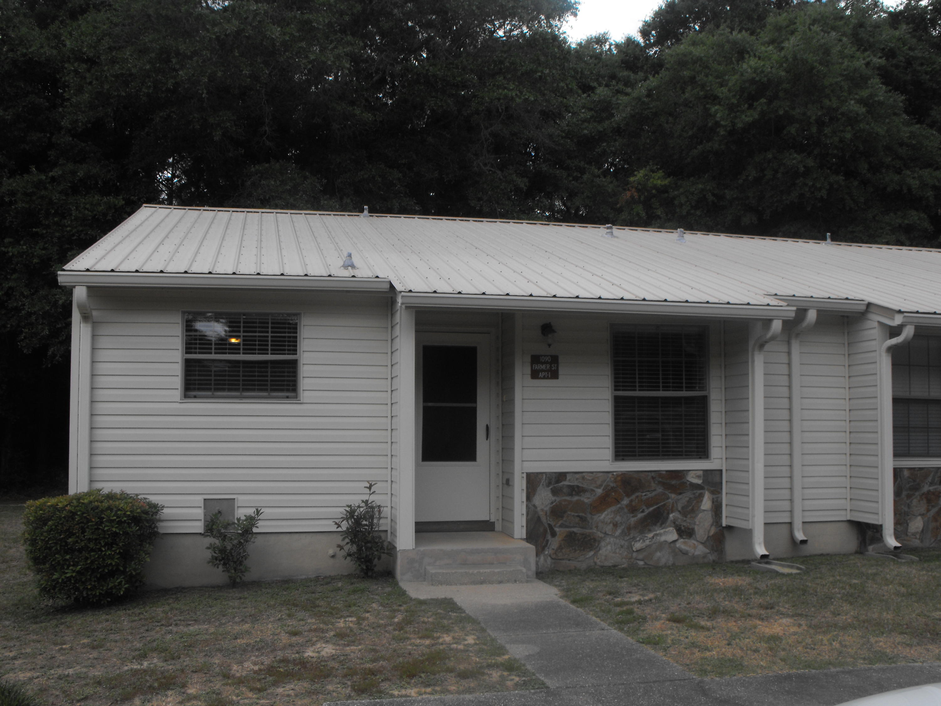 MID-TOWN! CUTE-CUTE 2 BEDROOM/1 BATH APARTMENT!! Owner pays Lawn & Pest control. Tenant pays all other utilities. Washer/dryer hookups, stove, dishwasher, refrigerator & microwave included. Call today & set your appointment!!