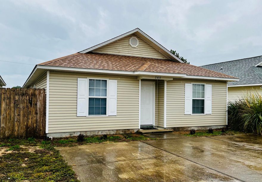Newly updated 2 bedrooms and 2 full bathrooms duplex Just a short drive to  shopping and schools in Navarre.  spacious living area with vaulted ceiling, new LVP through out and  separate laundry room