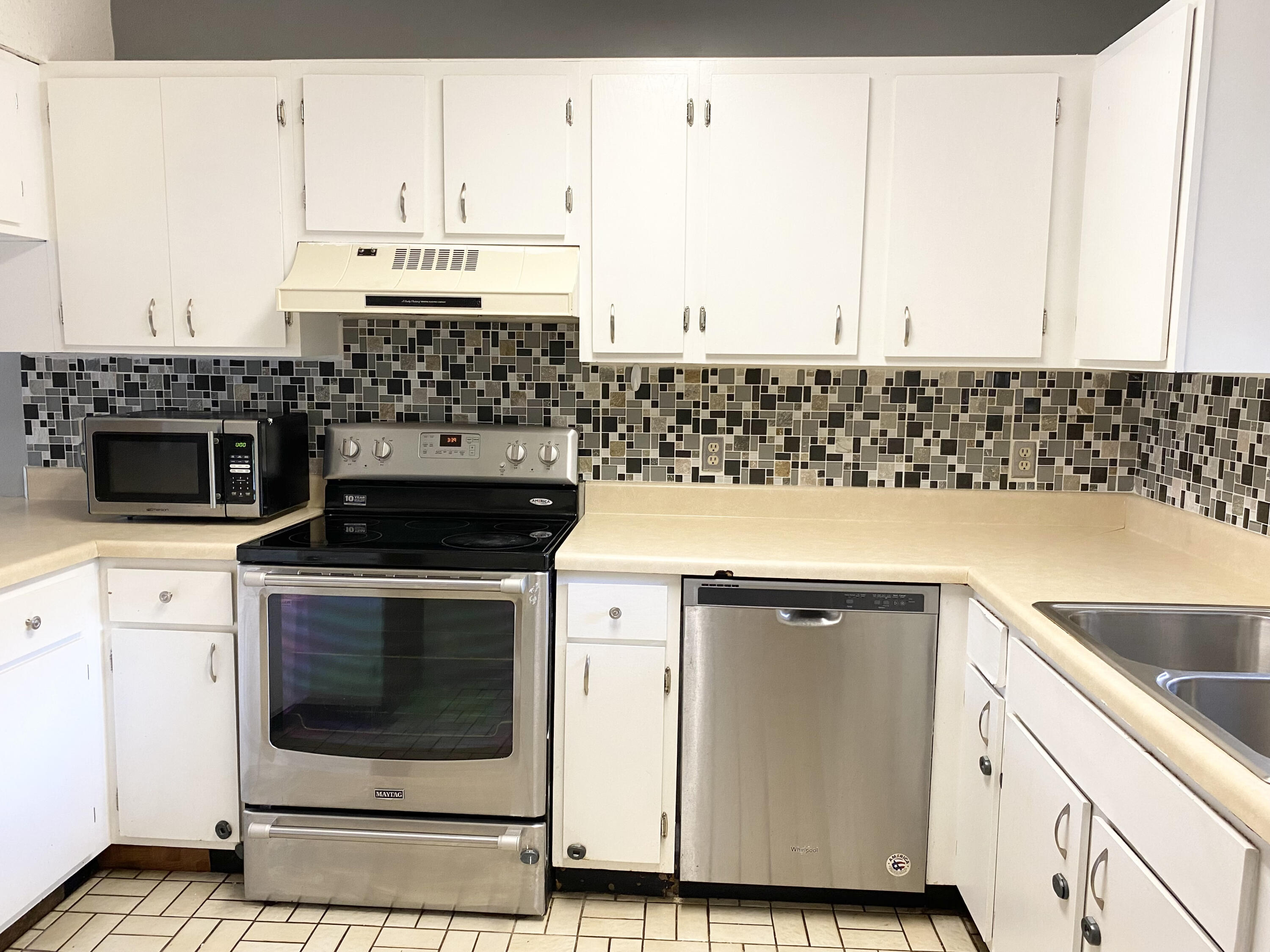 BIENVILLE SQUARE T/H - Residential Lease