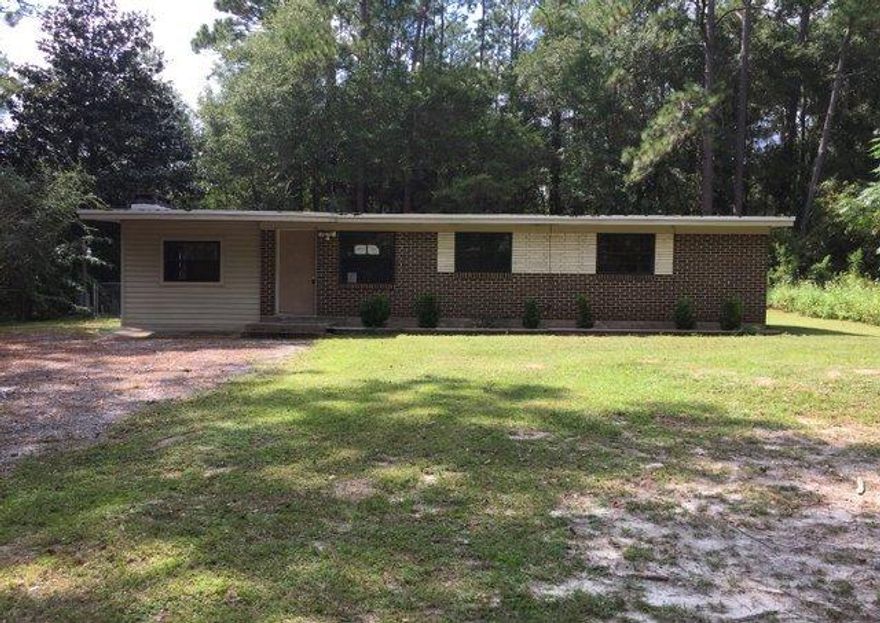 REO ~ Spacious home with convenient access to downtown DeFuniak Springs & I10 offers a great opportunity. Home features a brand new roof! The interior offers laminate wood floors. There is also a separate attached apartment with living area, bedroom & bath. Situated on a large lot. Don't miss out on this great opportunity. This property is eligible under the Freddie Mac First Look Initiative through October 10, 2017.