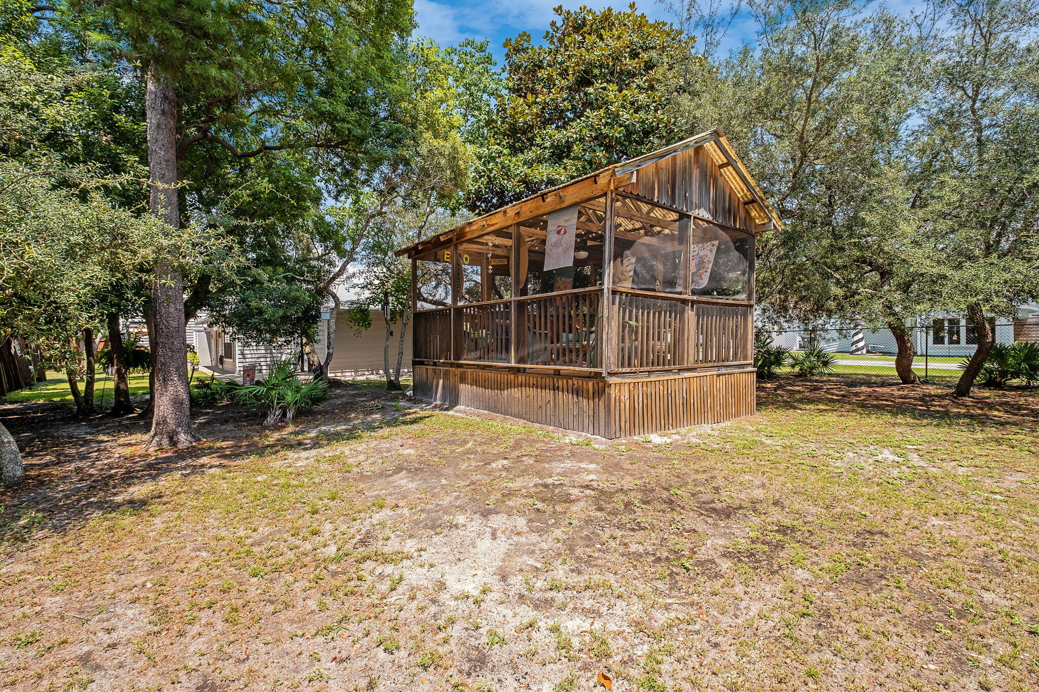 WHISPERING OAKS - Residential
