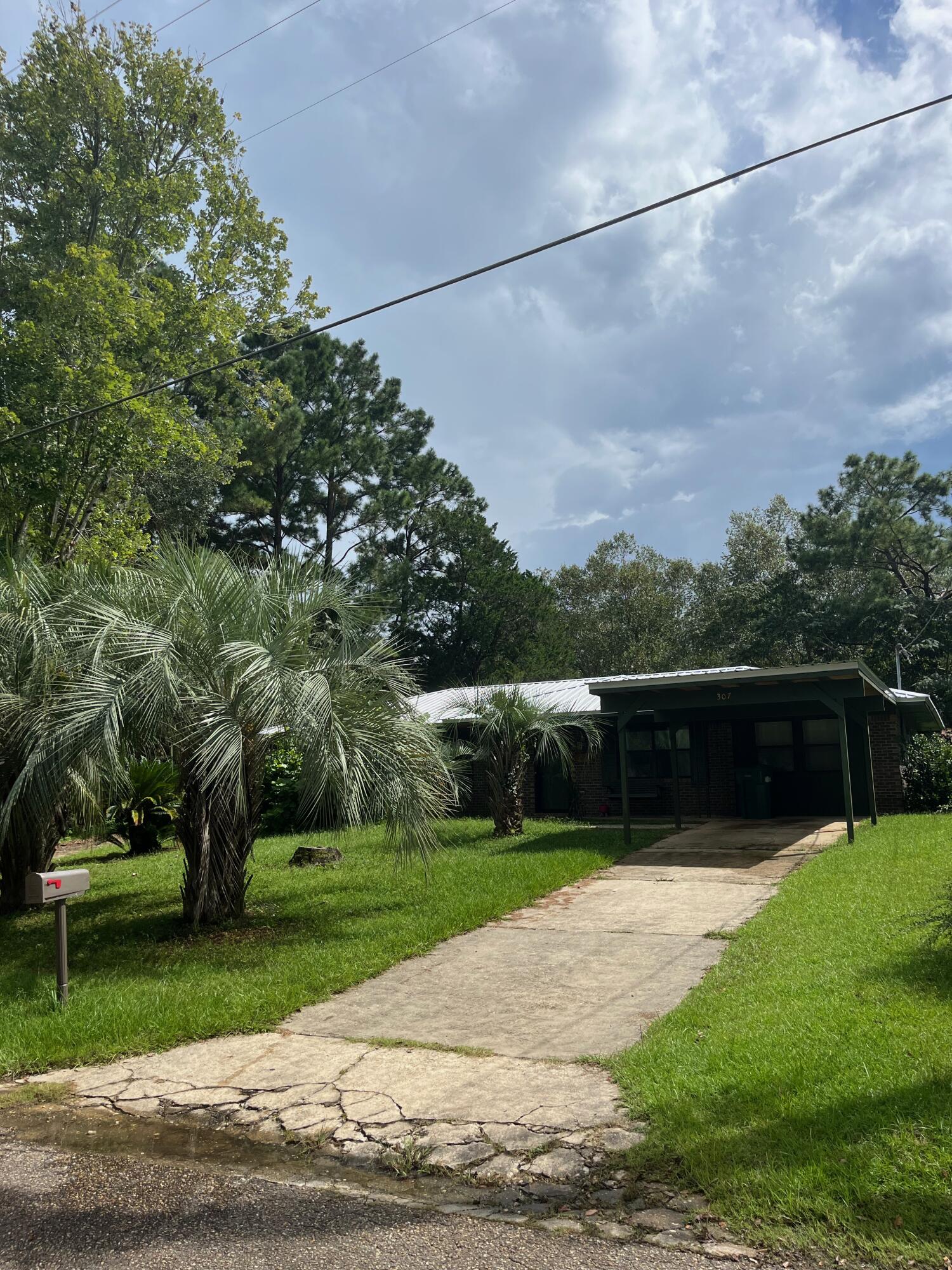 Traditional 3 bedroom, 1.5 Bath Ranch home in need of some TLC nestled in the City Limits of Bonifay.