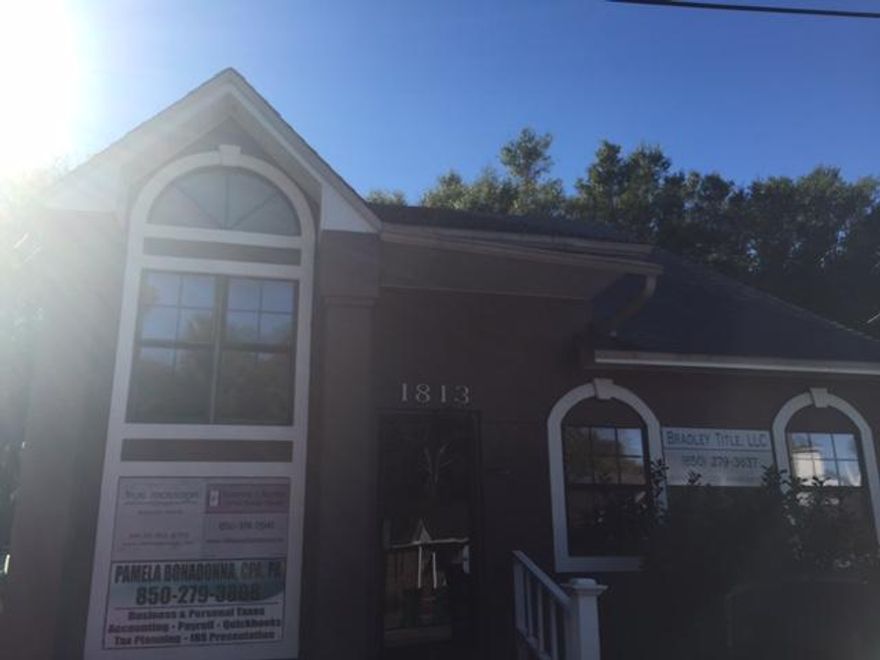 VERY NICE OFFICE SPACE IN THE MIDDLE OF NICEVILLE. ONE OFFICE IS AVAILABLE ON THE SECOND FLOOR (NO ELEVATOR) WITH A RECEPTION AREA AND A BATHROOM BEING SHARED WITH OTHER TENANTS.