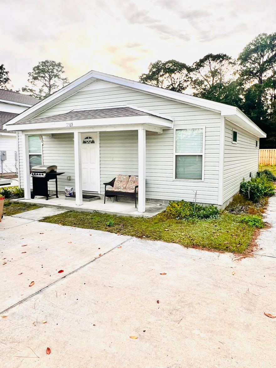 Great Starter Home or rental investment located less than 2 miles to Navarre beach. Offering 2 Bedrooms, 2 Baths with an open Floor plan. Kitchen has granite countertops. Short term rentals allowed. Built in 2018. New Survey.