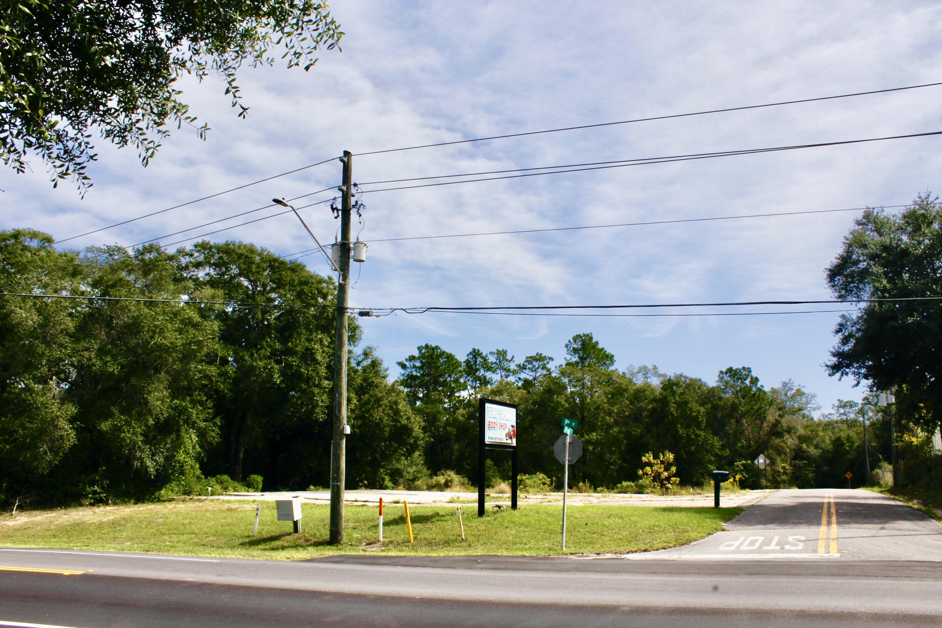Main image without alt text