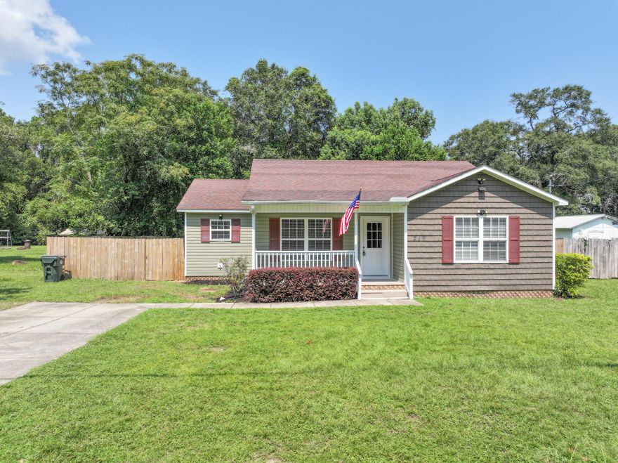 Just Hit Market!Charming home in the heart of Defuniak Springs. 100% Move In ready!3/2 1514 Feet! Priced to sell fast at $239,900Wont last. New Interior Paint, New laminate floors, new appliances, new carpets in bedrooms. Tray ceiling in the living room....2015 Home - 2015 30 year dimensional shingle roof. 2015 Pex plumbing and 2015  14 seer HVAC system! 2015 Hot Water Heater..