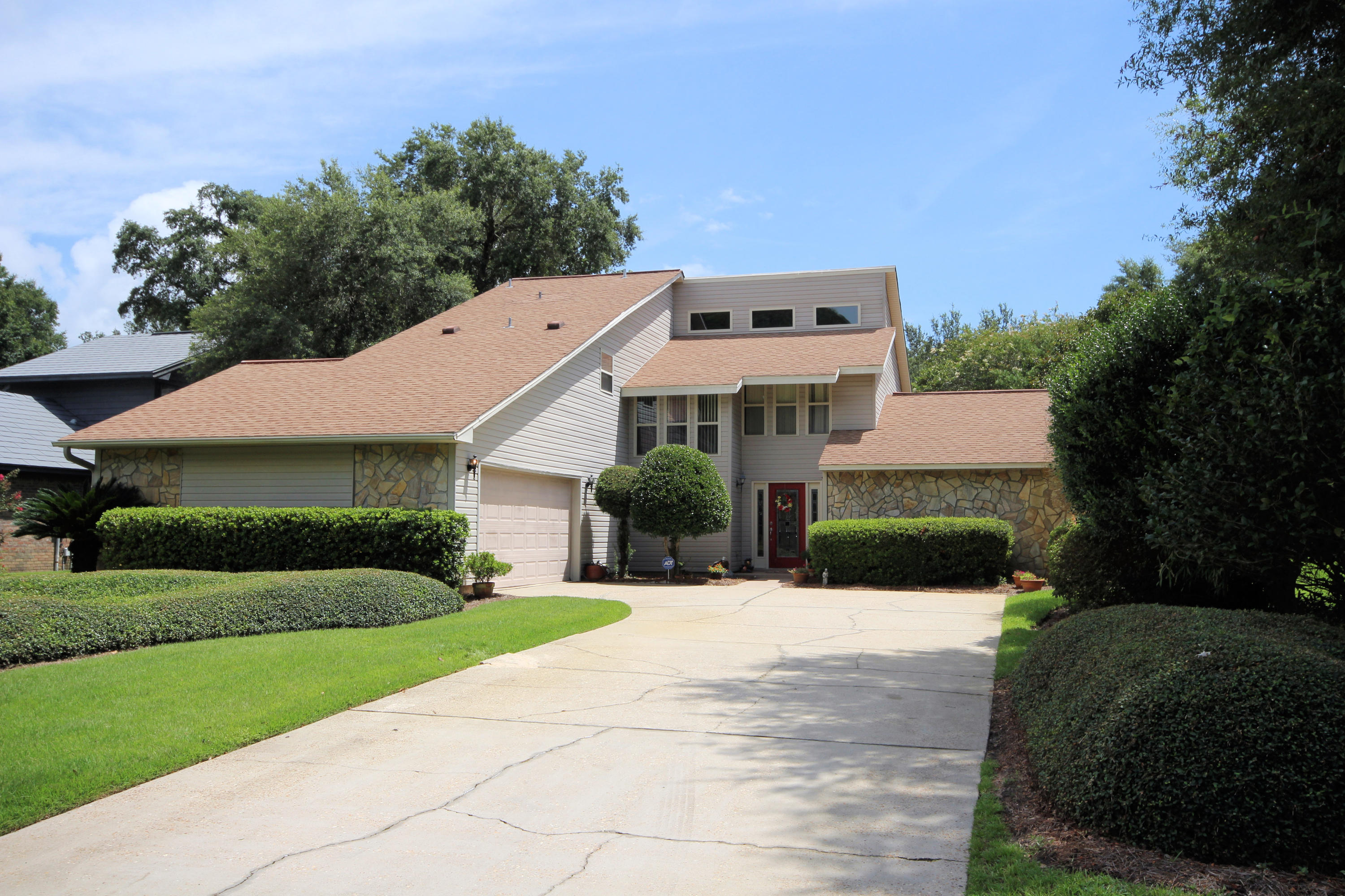 Large 3 bedroom, Cedar contemporary in the center of Bluewater Bay community. Overlooks the 7th hole on the Lake course. Newer, remodeled kitchen, updated bathrooms, huge 30x20 game room/family room. Professional landscaping. Close to A+ rated schools, 10 minute drive to the beautiful beaches of Destin, 20 minutes to Eglin AFB, 25 minutes to Duke Field and 30 minutes to Hurlburt Field. Great value per square foot. ***Home Warranty included****