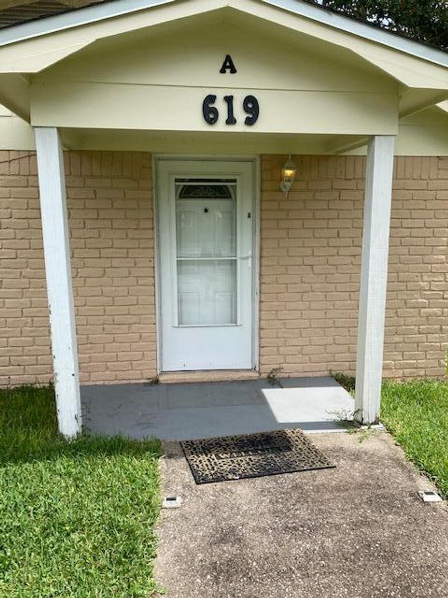 Don't miss this newly painted 2/2 in the heart of Destin! This unit features shared fenced yard with apt B, 2 parking spots but there is space in side yard for boat or jet skis. washer and dryer hook up. Tile floor throughout. Small dogs only - less that 15 lbs.