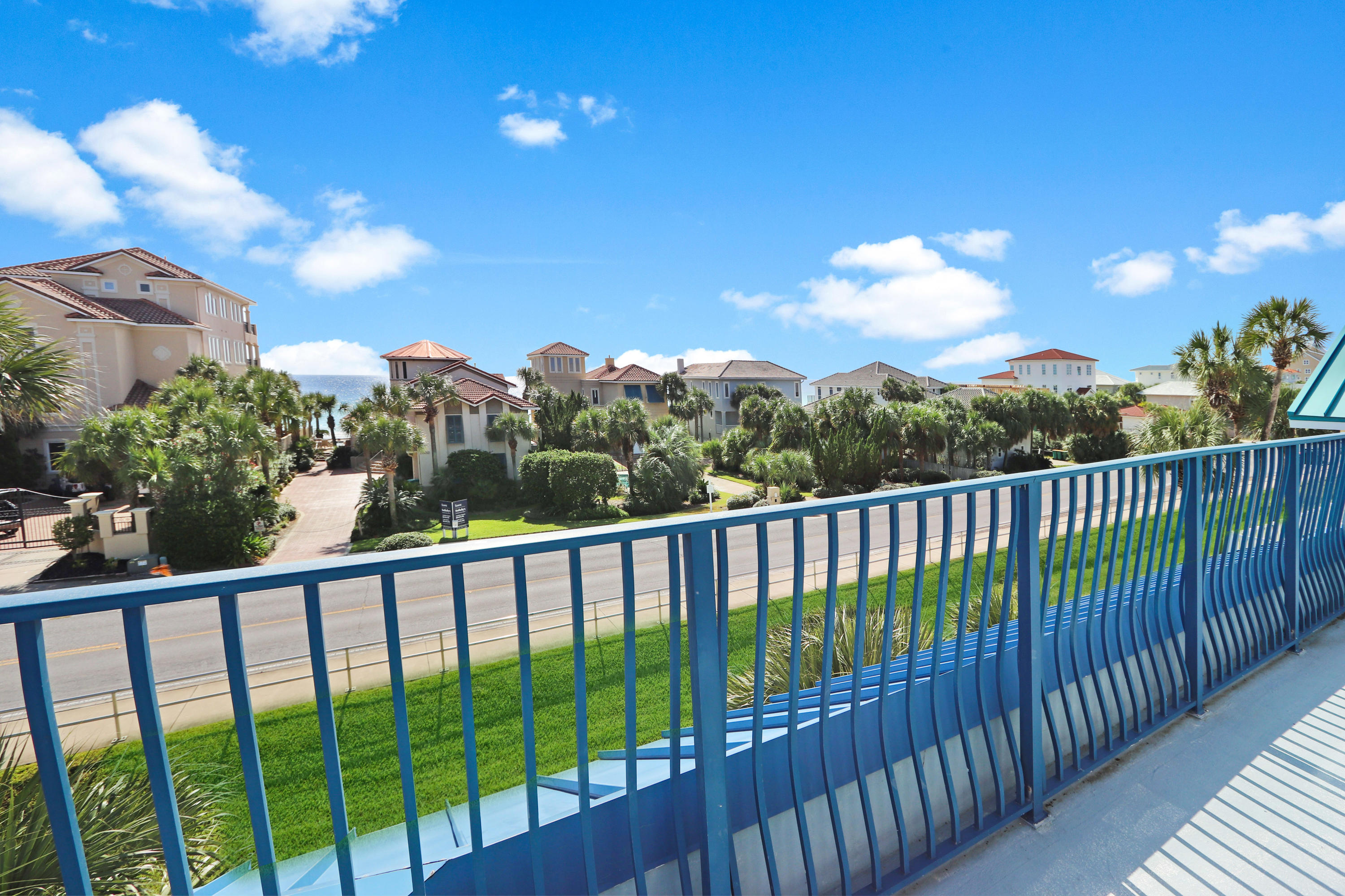 CRYSTAL SHORES - Residential