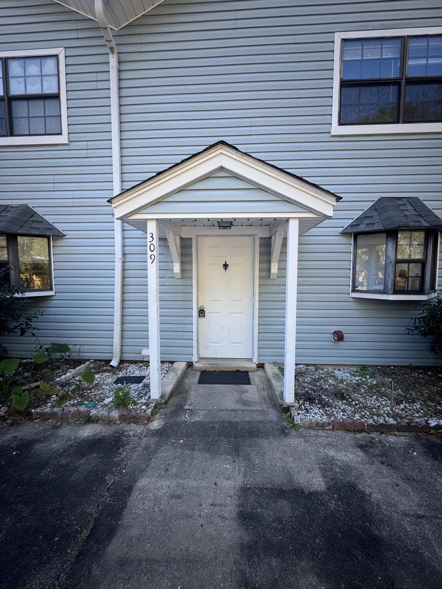 Centrally located 2 bedroom, 1.5 bathroom townhome located 10 minutes from Hurlburt Field and across the street from Santa Rosa mall.
