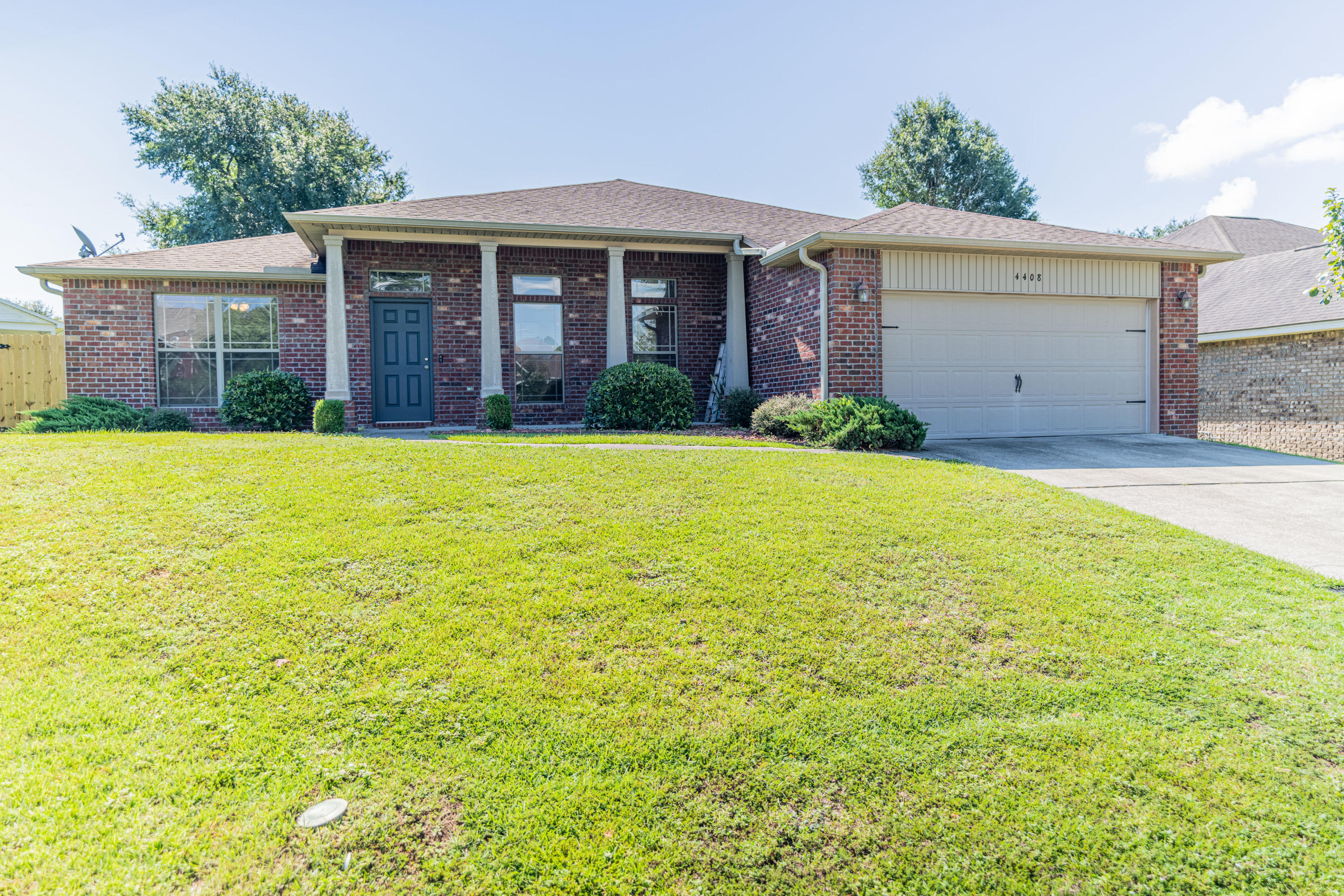 OPEN HOUSE SATURDAY 8/21 10-1P.THIS BEAUTIFUL 4 BEDROOM 3 BATHROOM HOME IS OPEN AND SPACIOUS, WITH A JACK AND JILL BATHROOM. UPSCALE OPEN KITCHEN WITH GRANITE COUNTERTOPS INCLUDING ISLAND,DESK, WALK IN PANTRY, PREMIUM WOOD CABINETS, STAINLESS STEEL APPLIANCE, AND MORE! LVP IN KITCHEN, LAUNDRY ROOM, BATHROOM, DINING ROOM, FOYER AND FORMAL DEN/STUDY! MASTER BATH HAS GARDEN TUB, SEPARATE SHOWER, WATER CLOSET, DOUBLE VANITY, AND OVERSIZED WALK IN CLOSET! GREAT LOCATION, CLOSEST HOME SUBDIVISION TO DUKE FIELD!