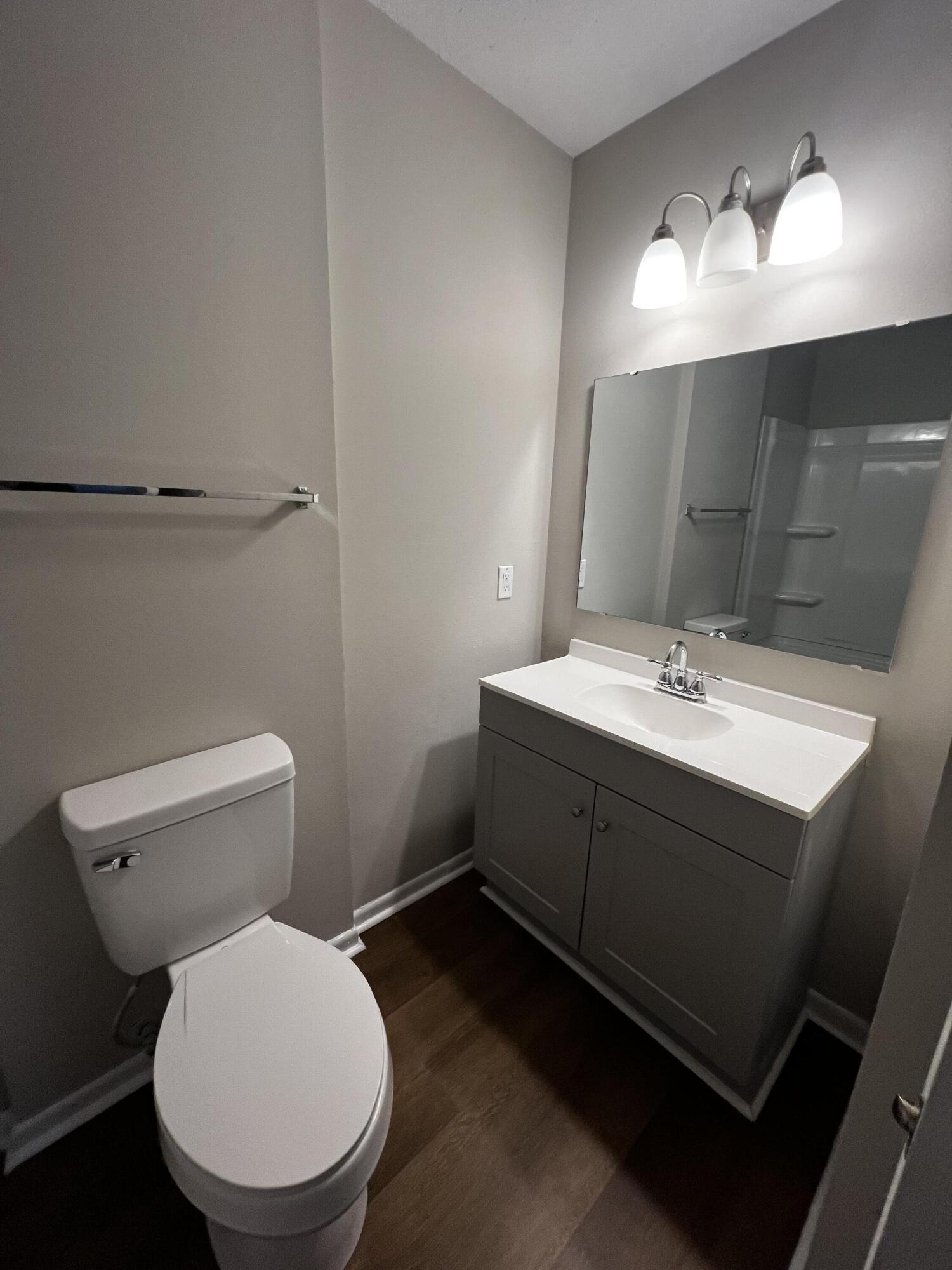 HAMPTONS TOWNHOMES THE - Residential Lease